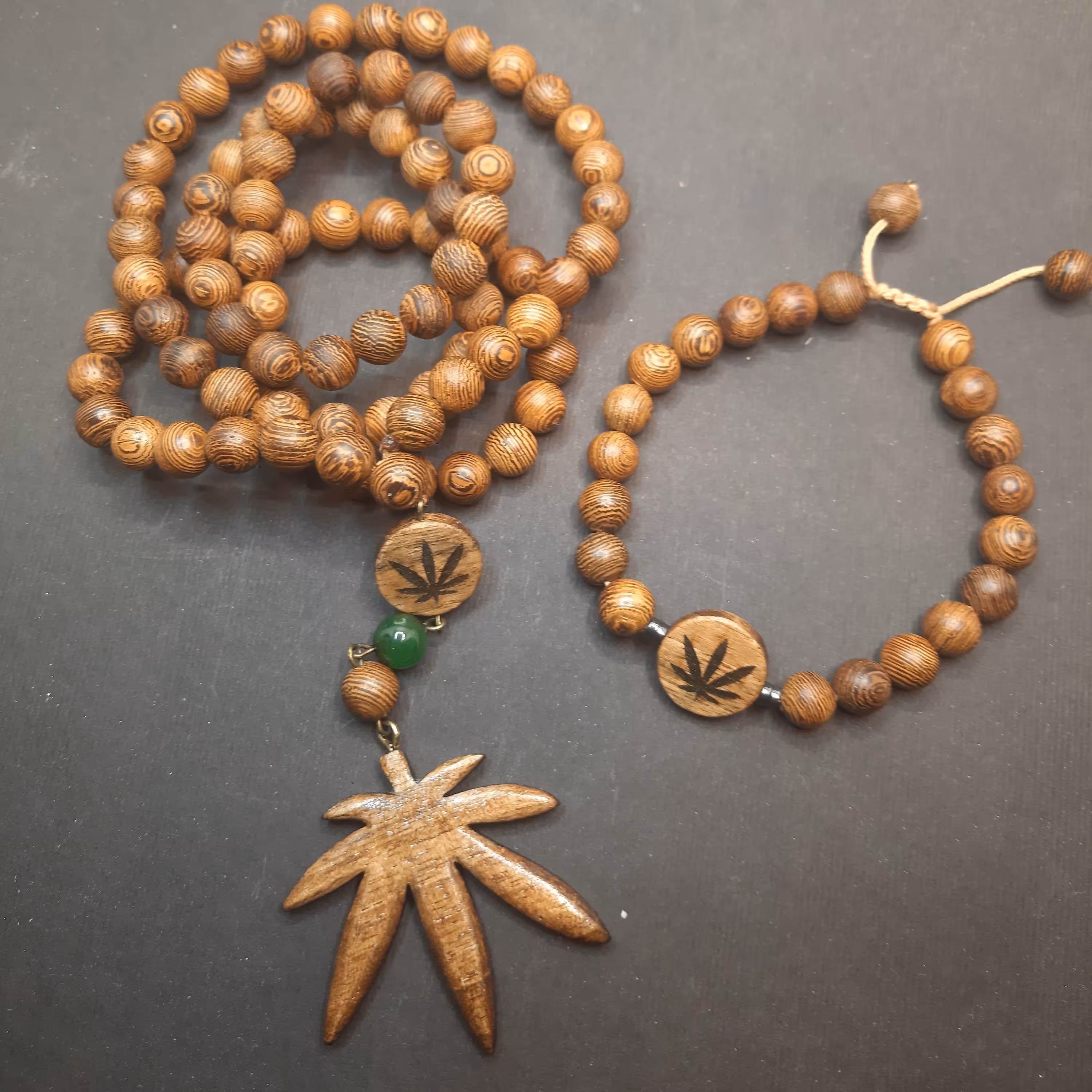 ست گردنبند و دستبند چوبی با پلاک طرح برگ ماریجوانا