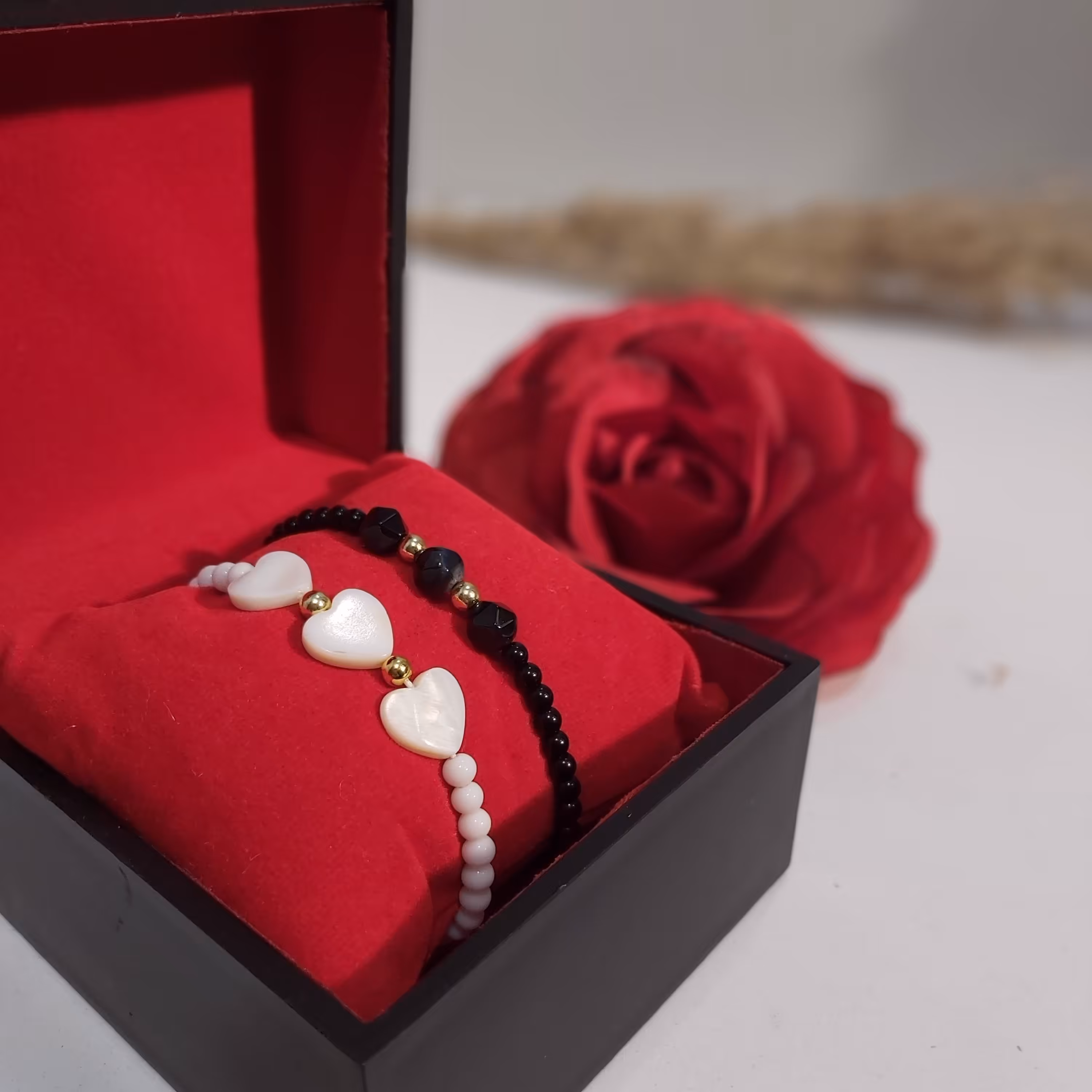 ست دستبند مشکی و سفید  ولنتاینی با سنگ و بافت کشویی