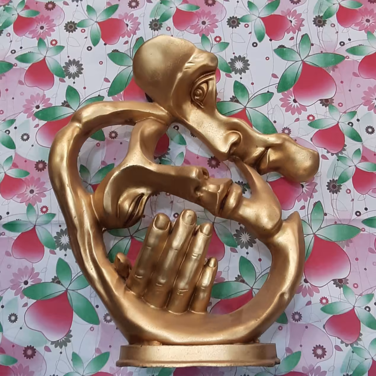 مجسمه بوسه طلایی