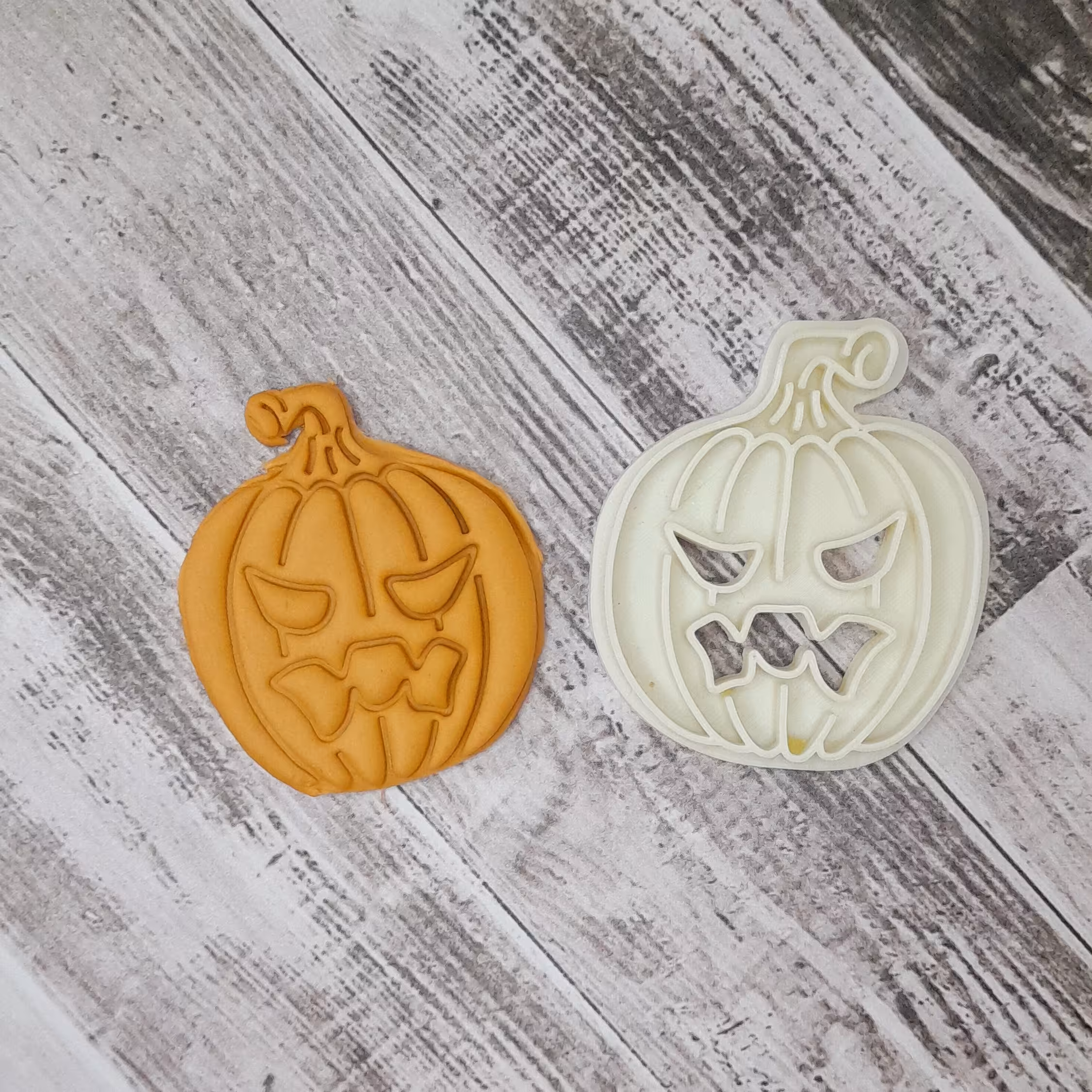 قالب و مُهر کدو حلوایی عصبانی، کد 723، 8 سانت ،کوکی، فوندانت 