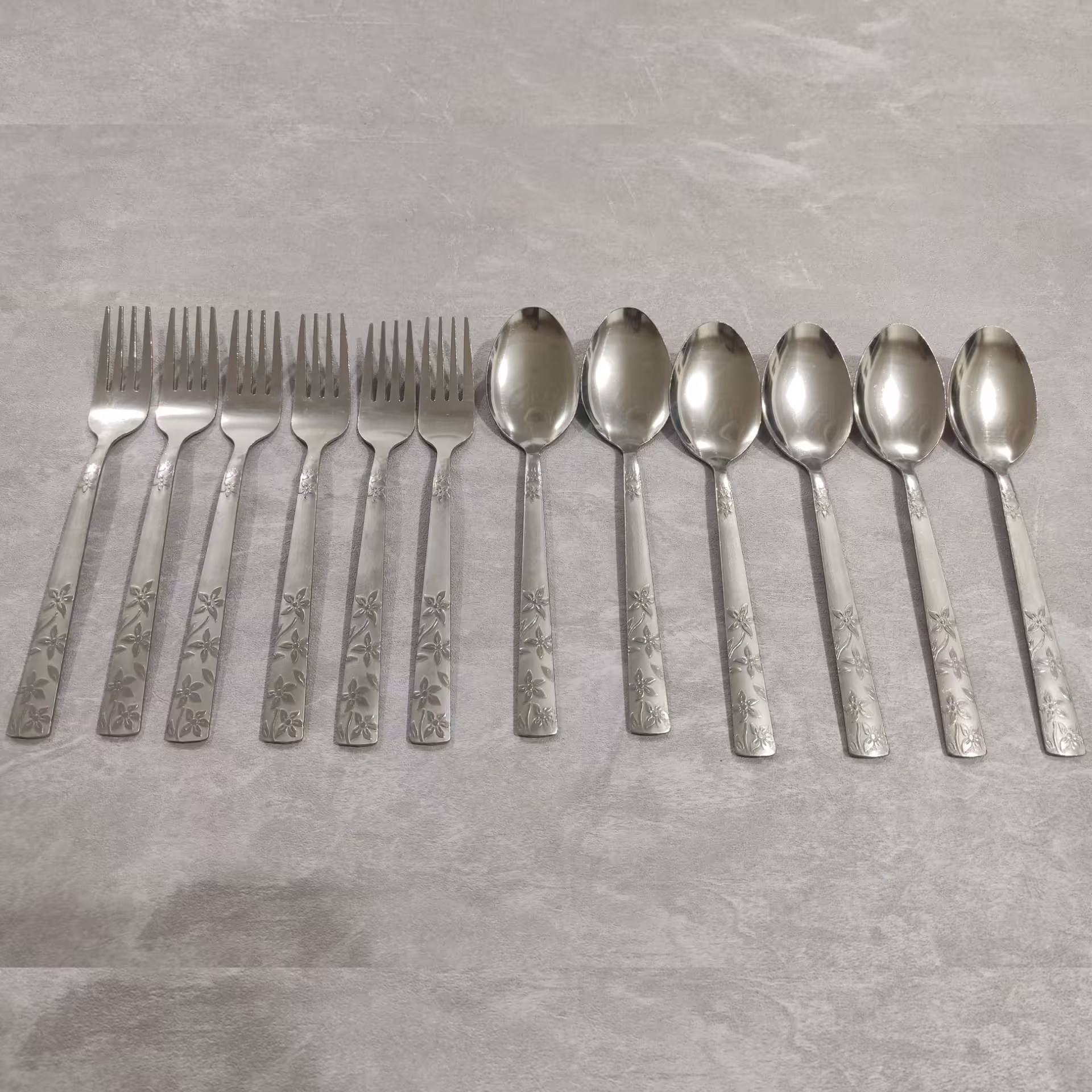 قاشق و چنگال غذا خوری طرح گل ریز (گلریز ) 6 عدد قاشق و 6عدد چنگال غذا خوری جنس فولاد ضد زنگ عیار 18 ضخامت 2 میل 