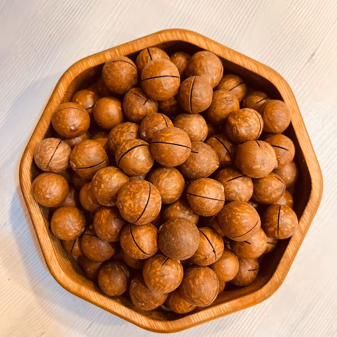 ماکادمیا یا بعبارتی فندق استرلیایی پرخاصیت و پرپروتئن(نیم کیلو)