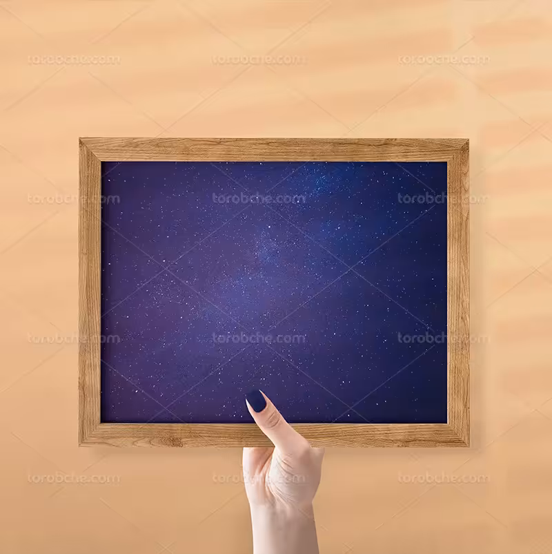 موکاپ لایه باز قاب عکس در دست از زوایه رو به رو | گرافیک با طعم تربچه