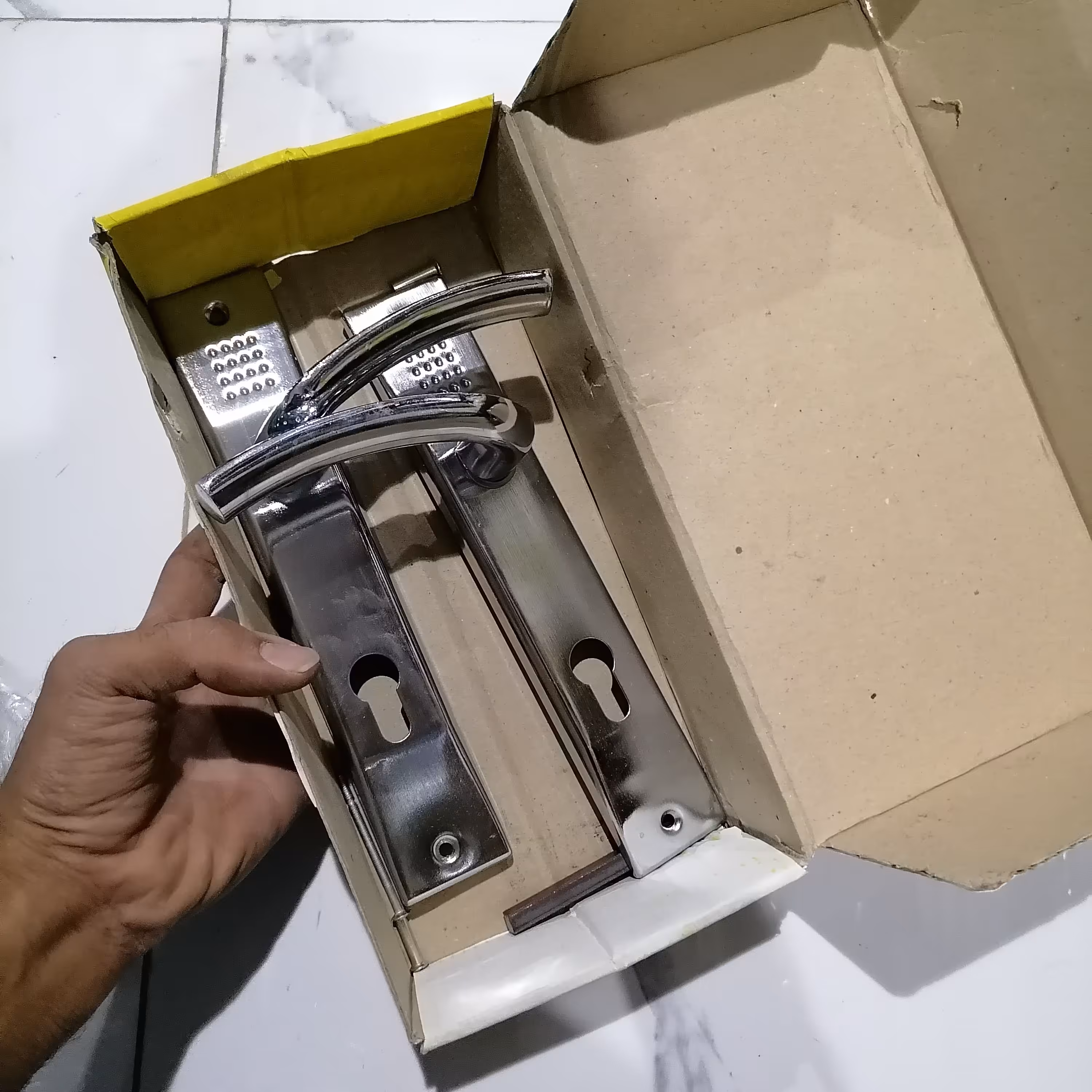 دستگیره درب چوبی سوئیچی کروم 