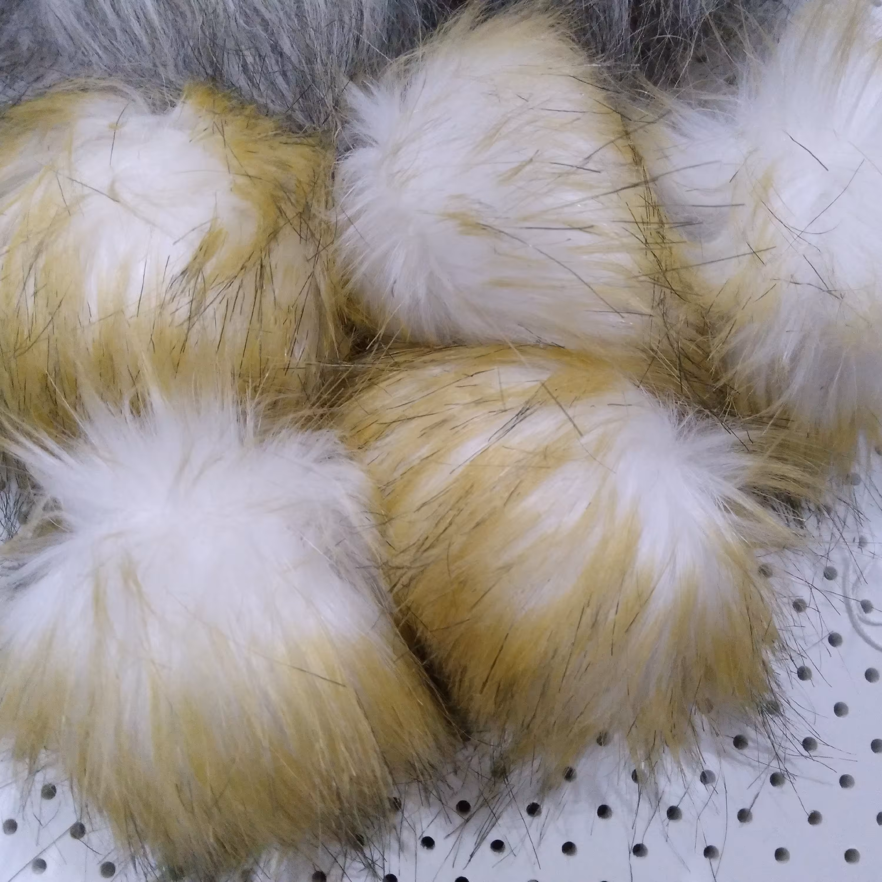 پوم پوم منگوله خز رنگ سفید مش دار سایز 8 تا 10 سانت قیمت هر عدد 