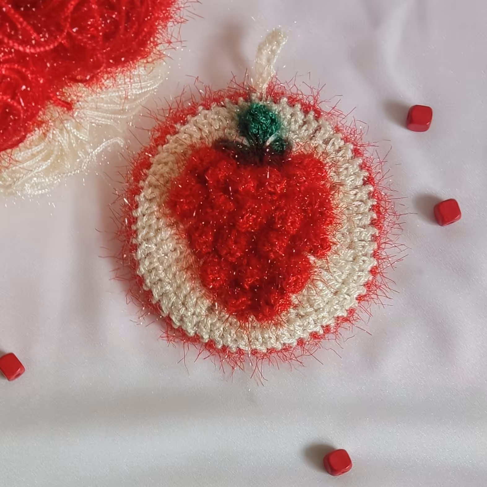 اسکاج سوزنی طرح خوشه انگور رنگ قرمز  کرمی