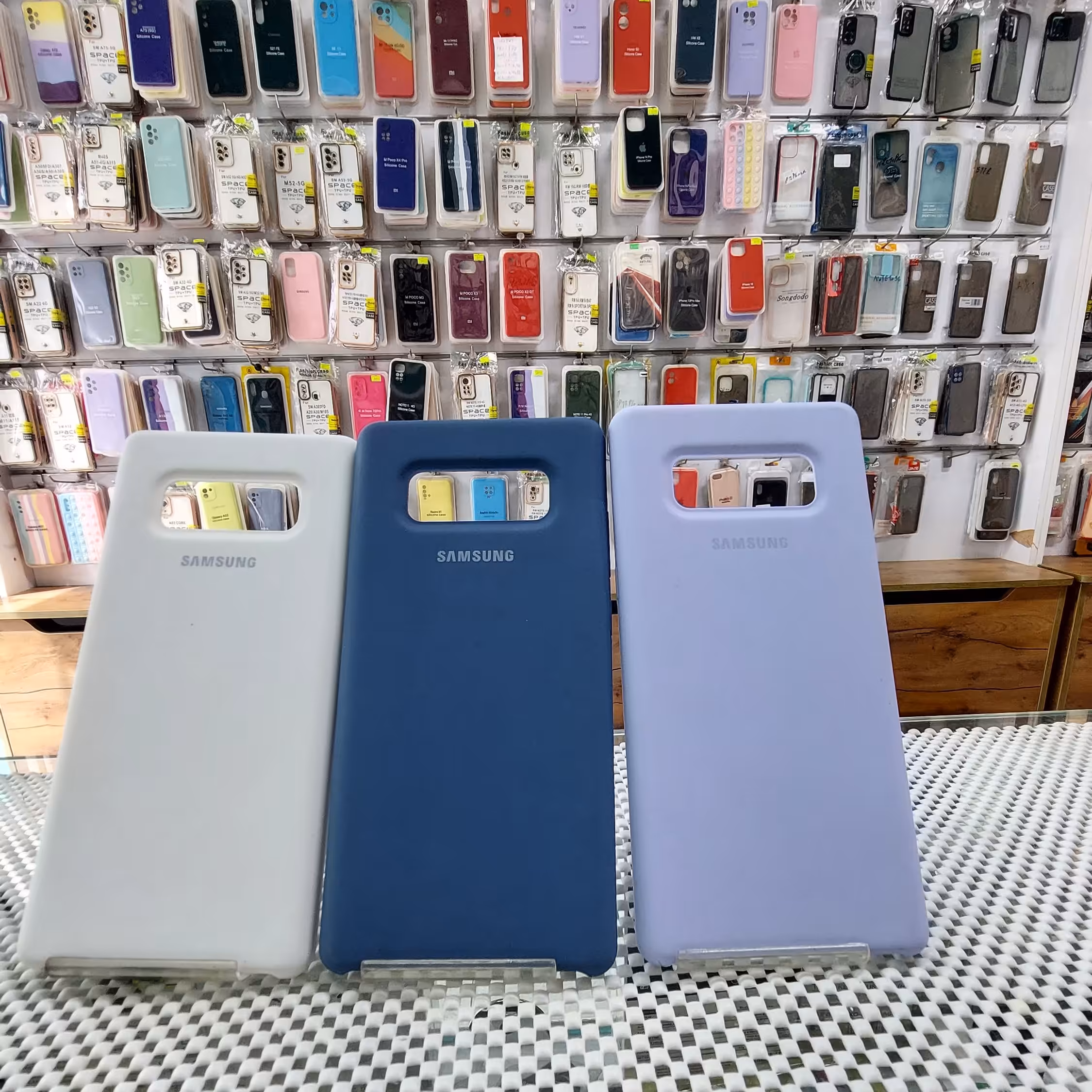 گارد سیلیکونی اورجینال   برای مدل Note8 سامسونگ  داخل مخملی قابل شستشو 