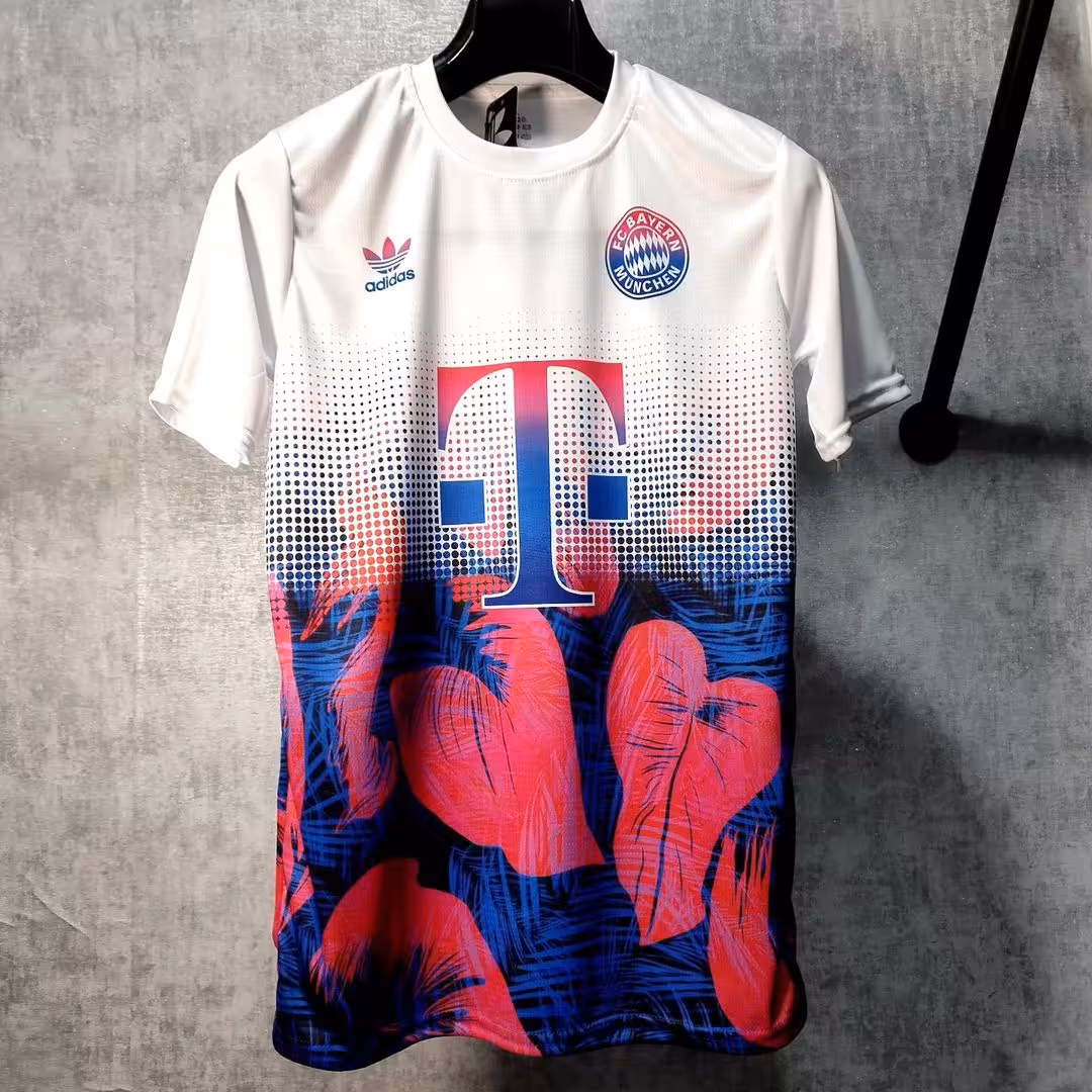 پیراهن ورزشی تیم بایرن مونیخ  در سایز  L.XL