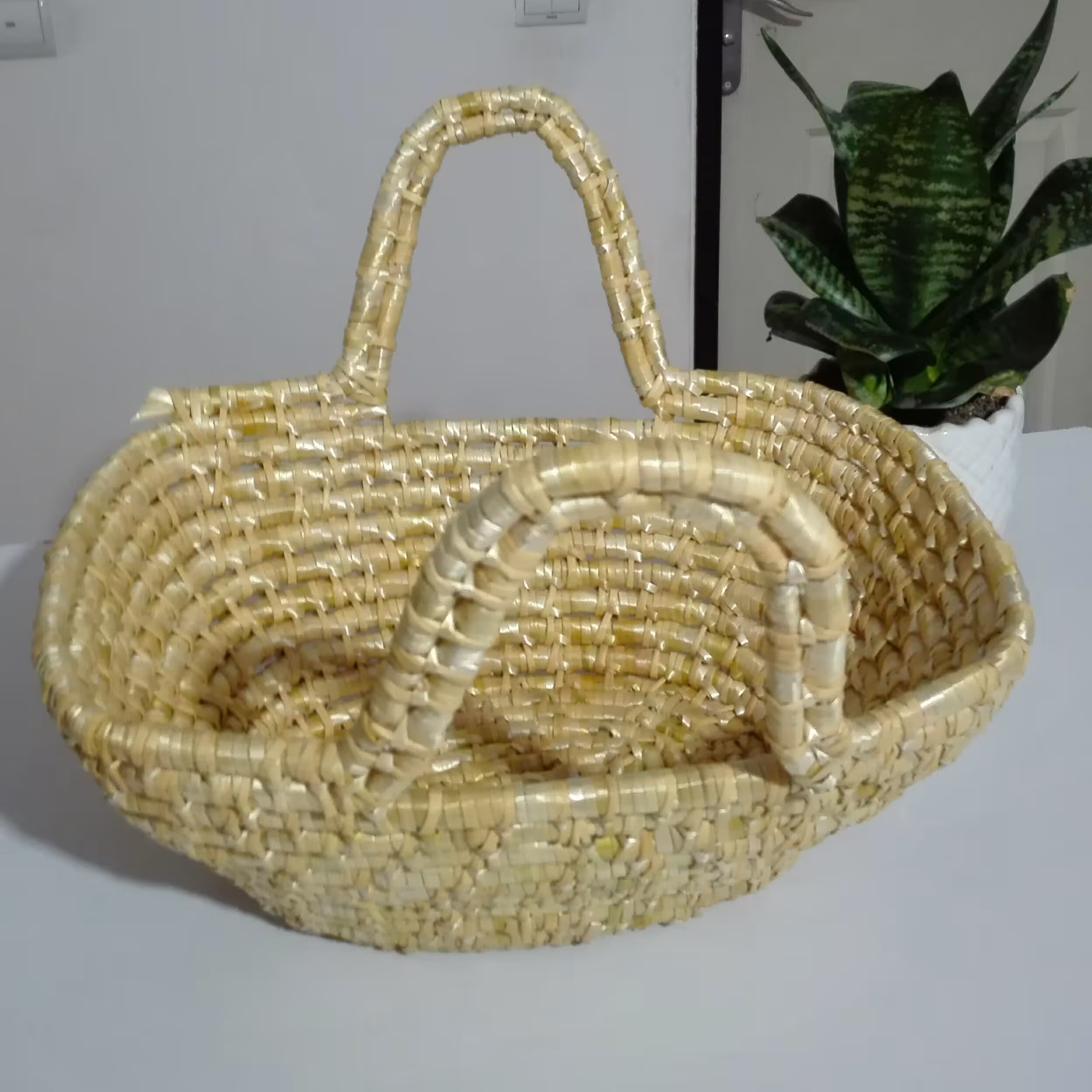 سبد دسته دار بافته شده از ساقه ی گندم