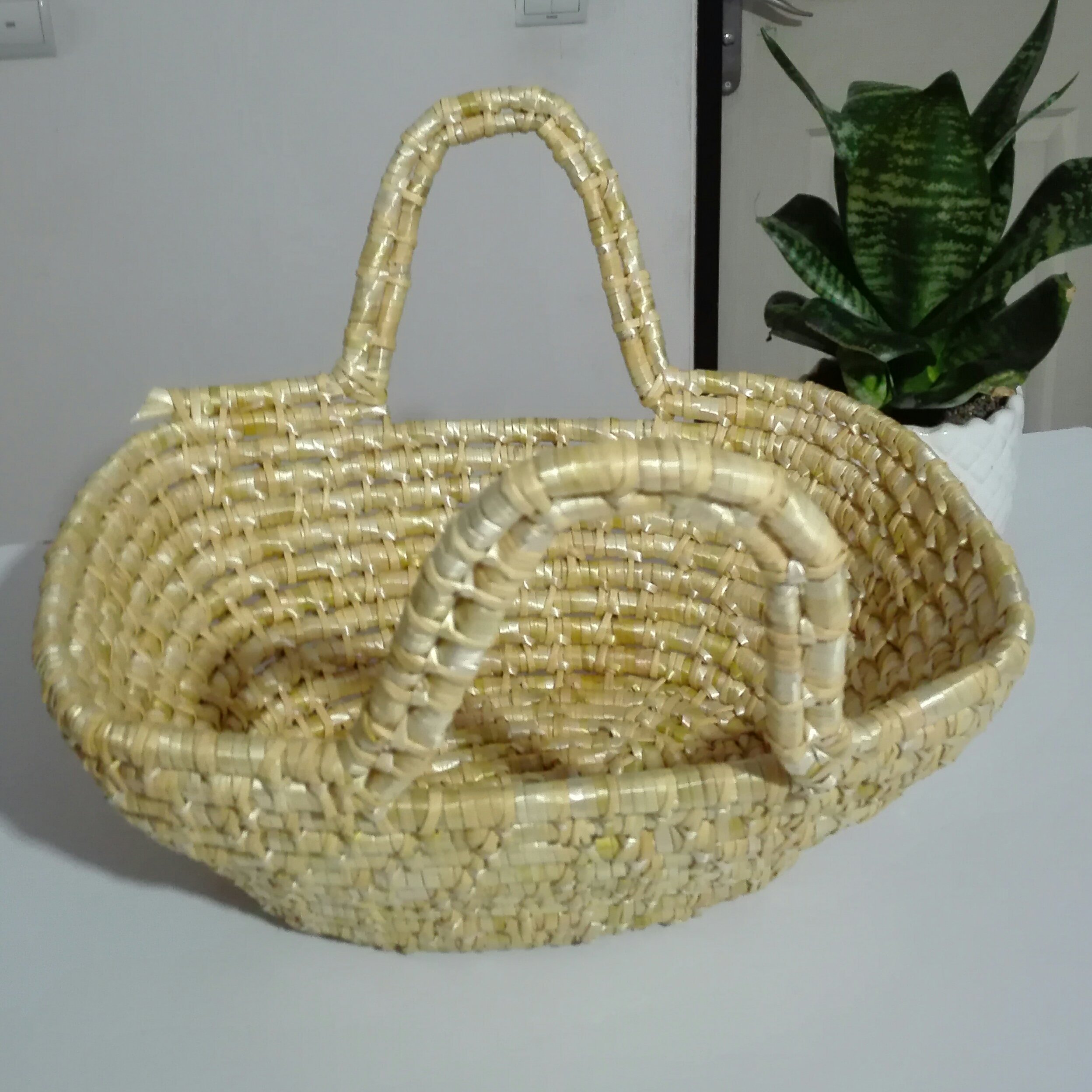سبد دسته دار بافته شده از ساقه ی گندم