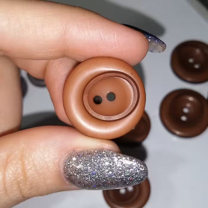 دکمه لباس طرح دار رنگ قهوه ای متوسط در بسته 3 عددی 