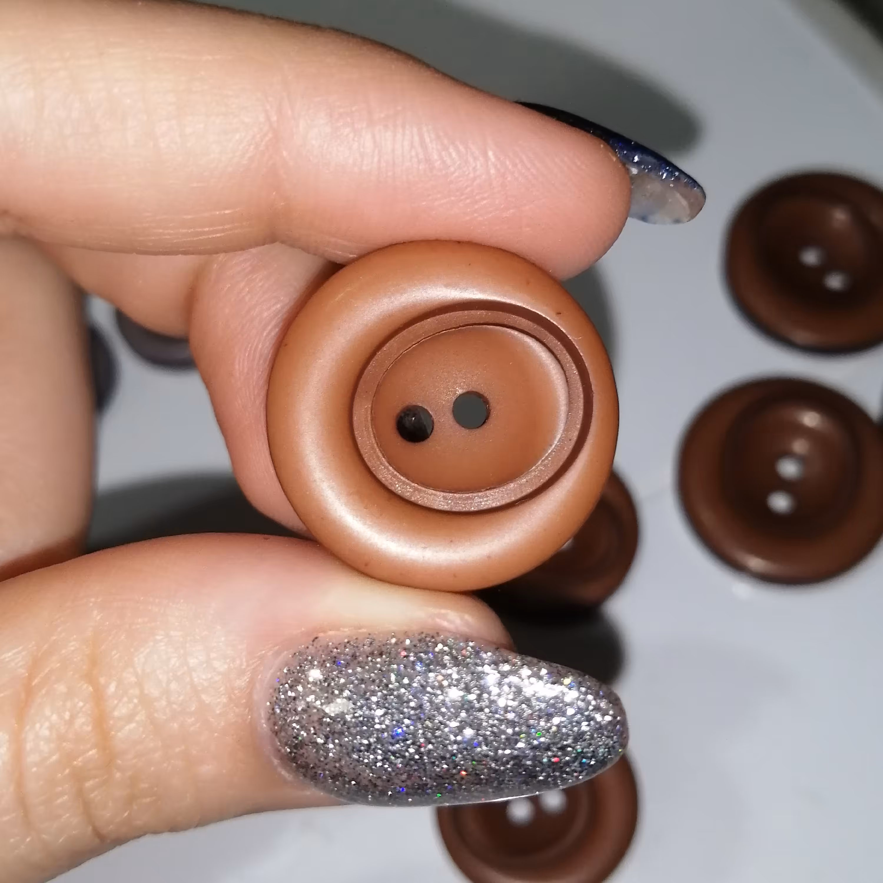 دکمه لباس طرح دار رنگ قهوه ای متوسط در بسته 3 عددی 