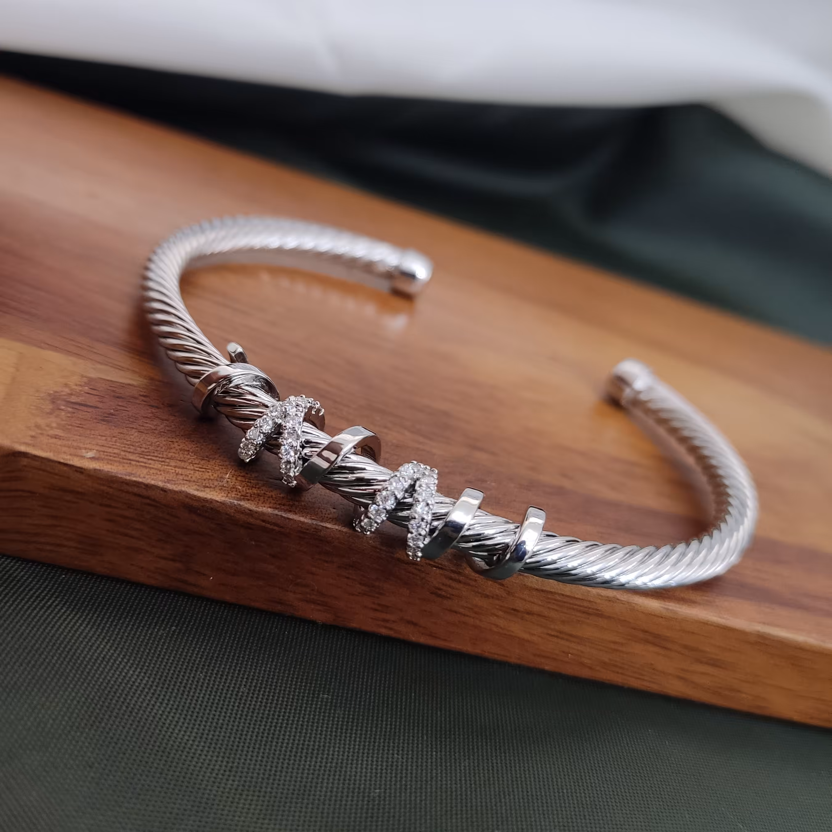 دستبند بنگل نگین دار