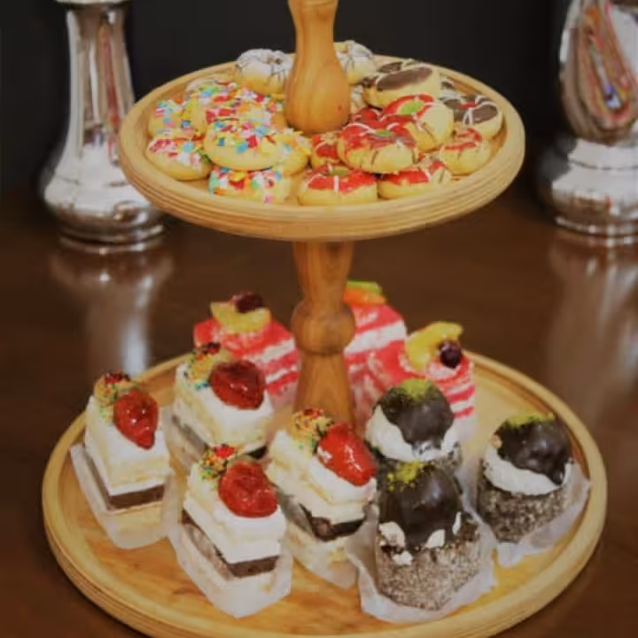 شیرینی خوری و میوه خوری دوطبقه چوبی