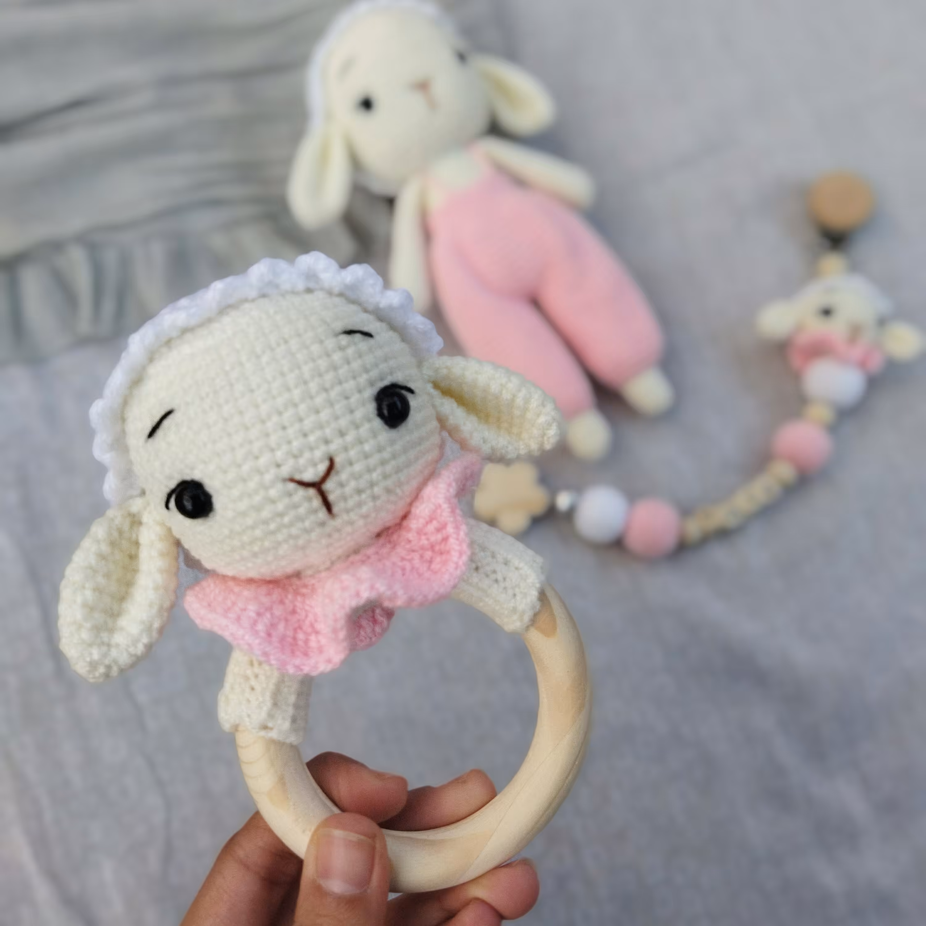 جغجغه ببعی بافتنی جغجغه گوسفند بافتنی. اکسسوری کودک . گیفت کودک .قابل سفارش به صورت ست سیسمونی