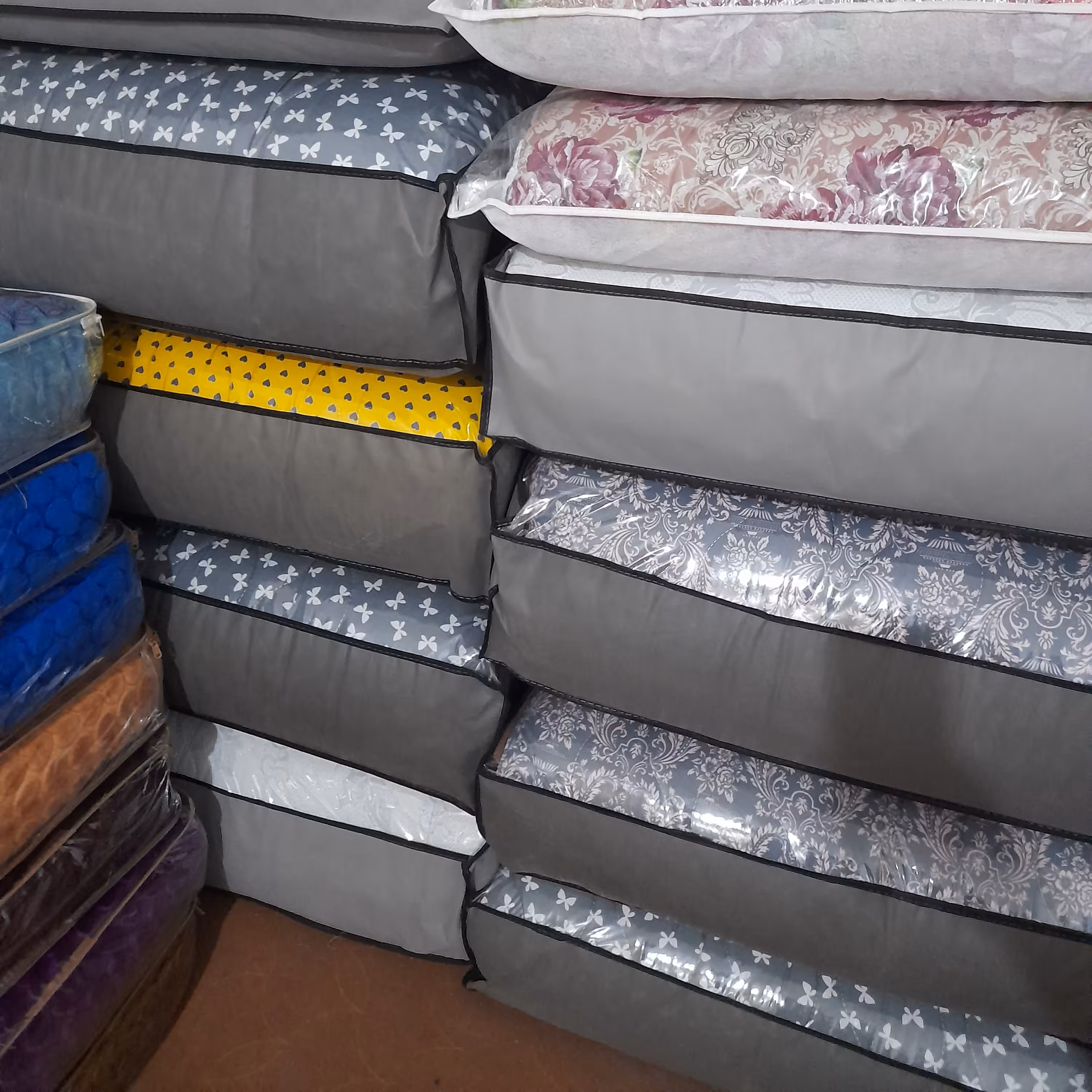 تشک الیاف(لایکو)vip  وزن تقریبا 4 کیلویی کیفیت عالی دوخت شده با پارچه درجه1 محصول شرکت نوین الیاف