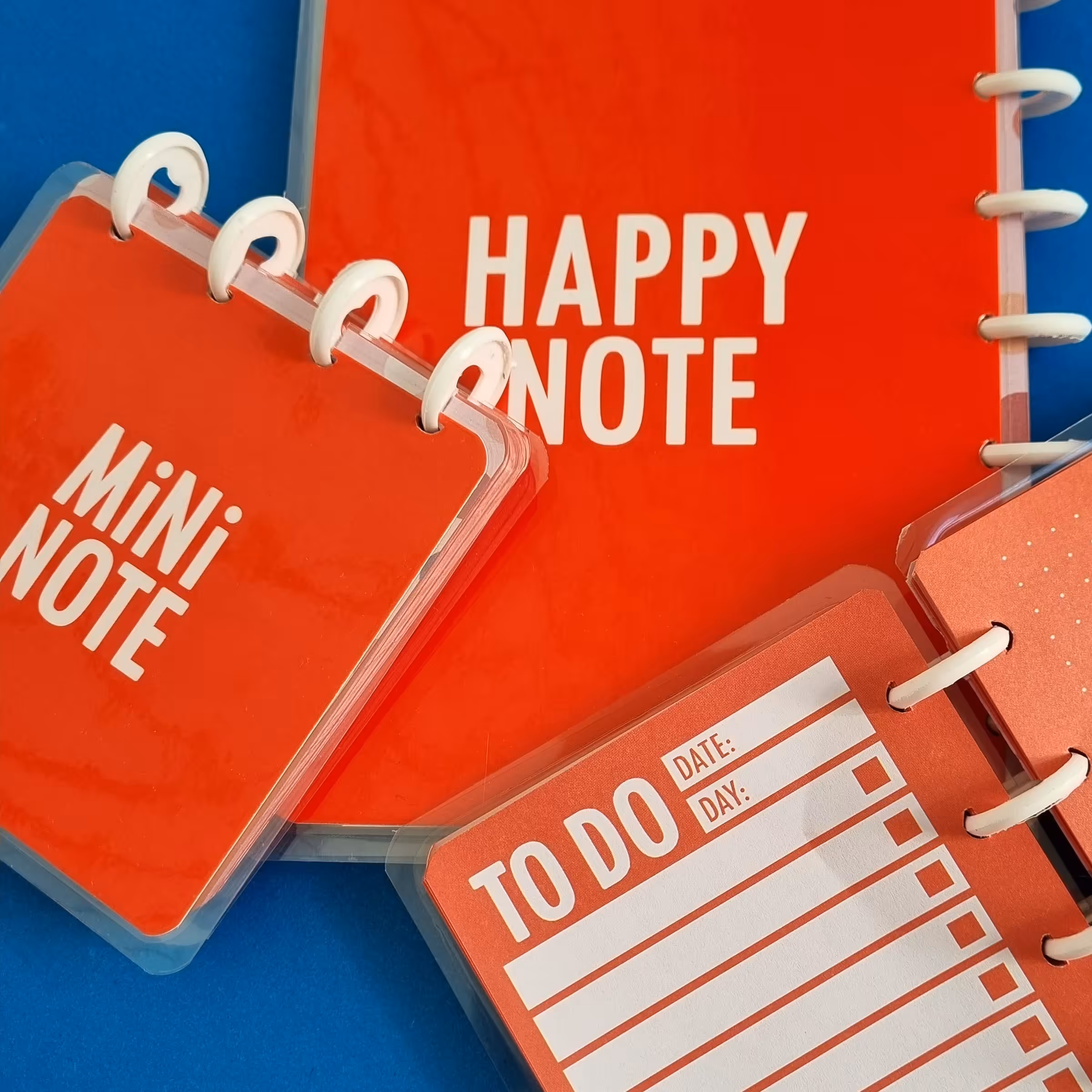 ست دفتر  دکمه ای برنامه ریزی شامل سه عدد دفتر دکمه ای هپی نوت و تودولیت و مینی نوت در  رنگبندی های جذاب