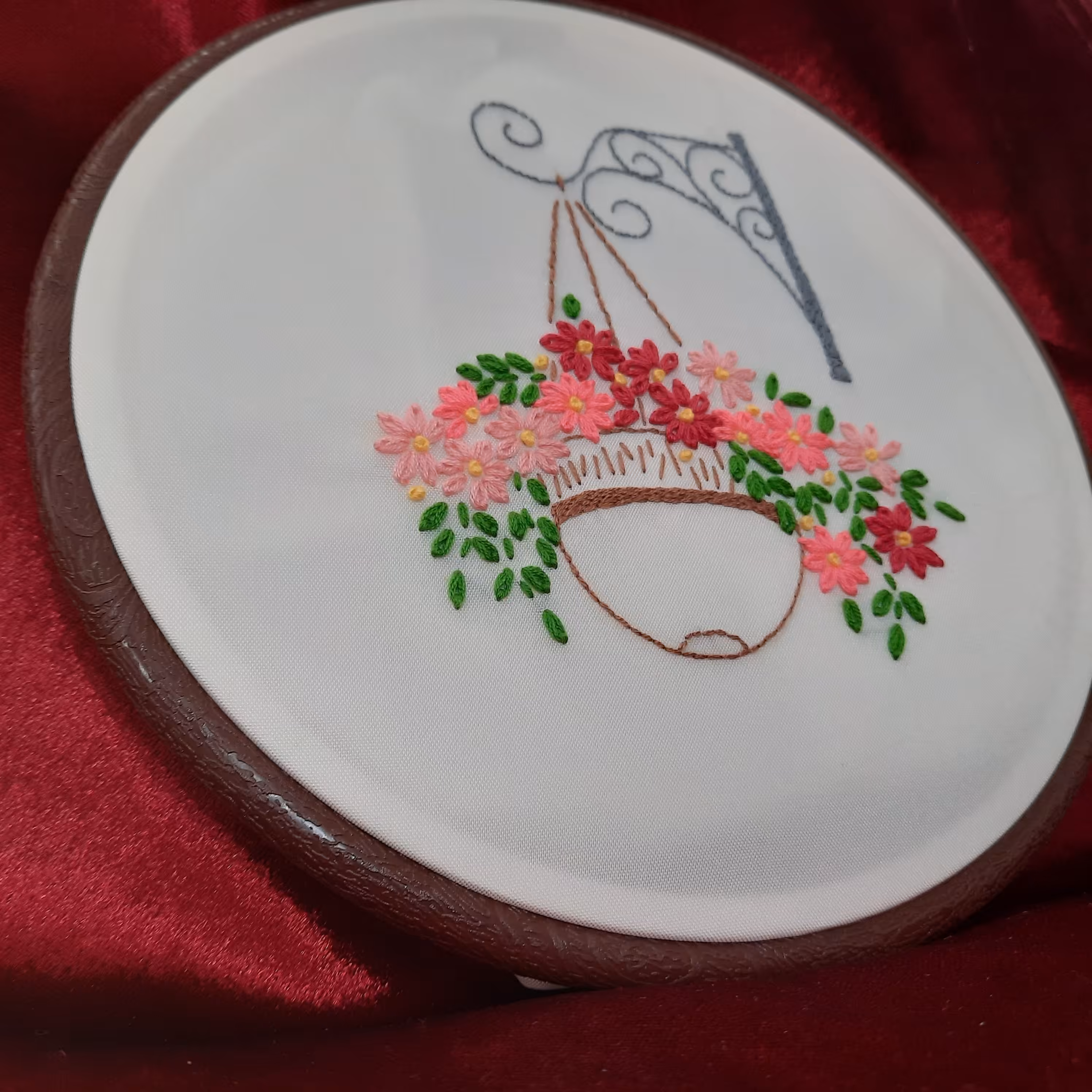 تابلو گلدوزی طرح گل و سبد آویز