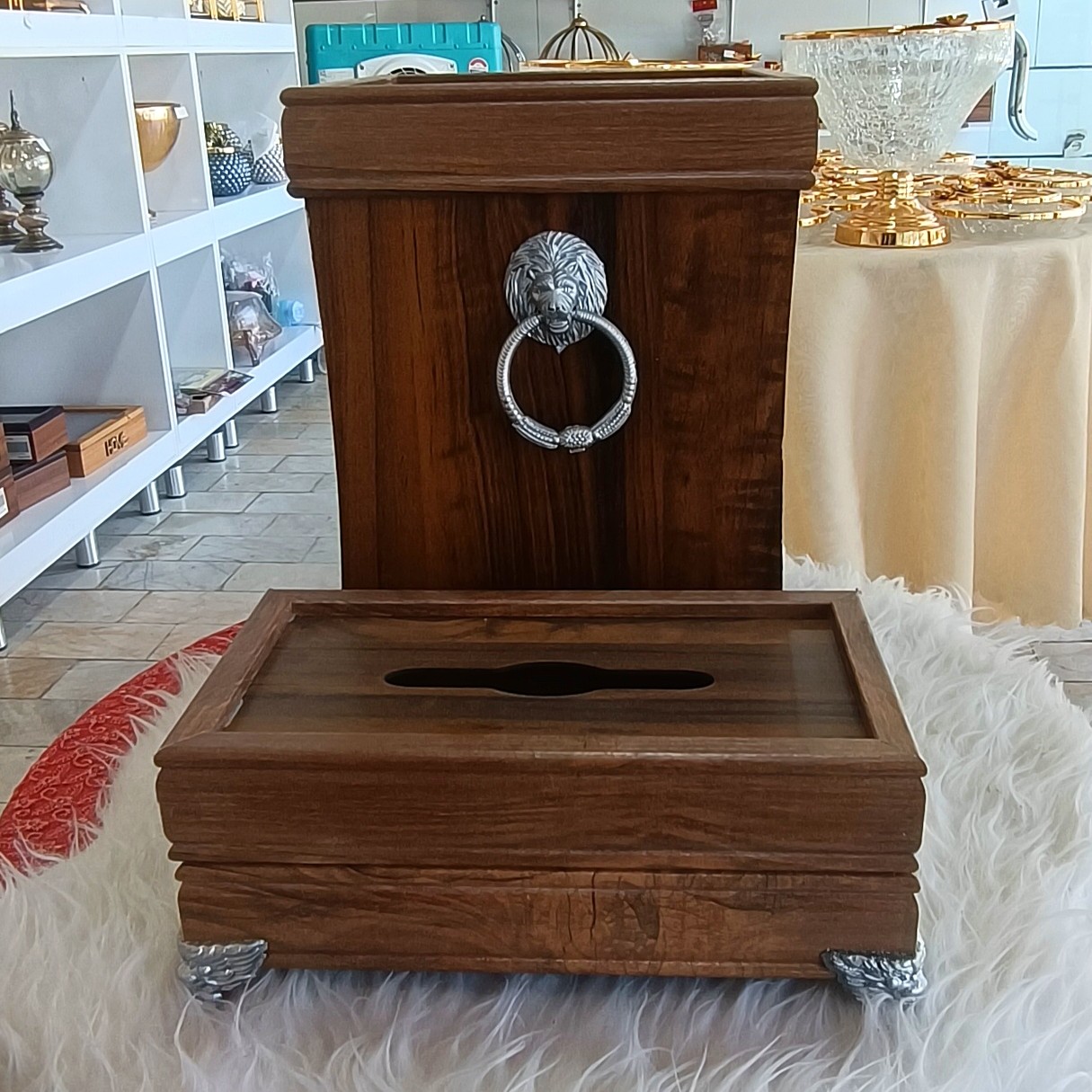 سطل و جادستمال کاغذی سطل درب دار میباشد جنس چوبی