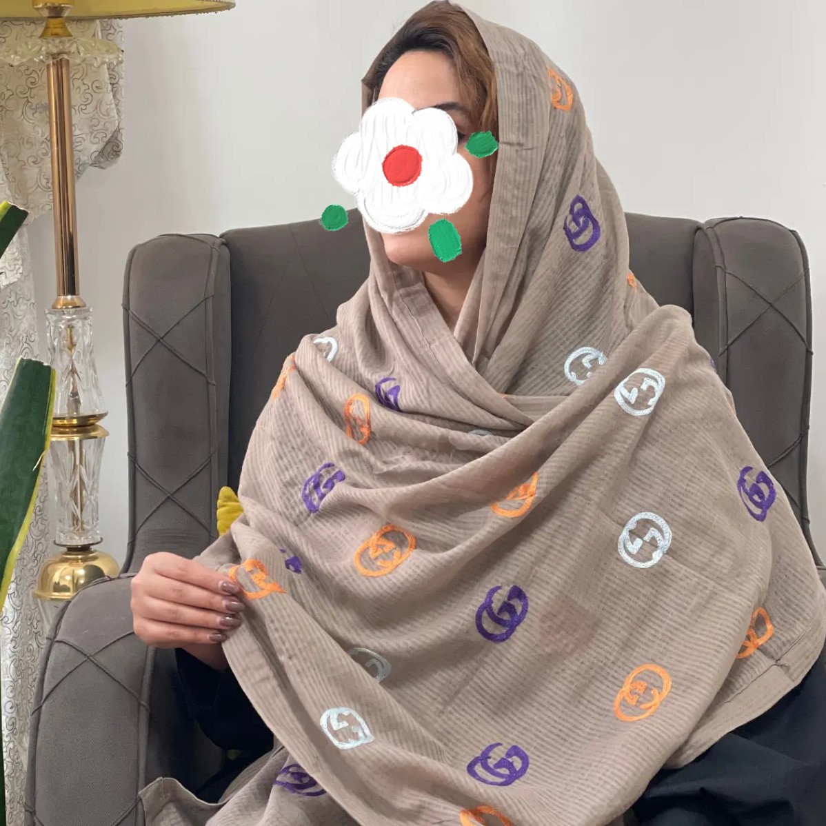 شال نخی بسیار باکیفیت عالی اصلا لیز نیست چروک نمیشه