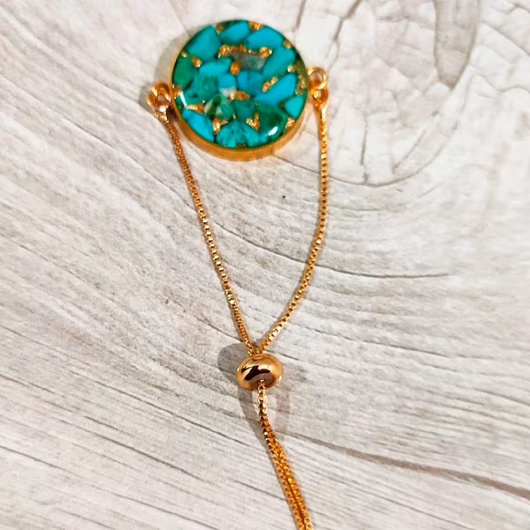 دستبند فیروزه ساخته شده با رزین و  خرده سنگ فیروزه و ورق طلا