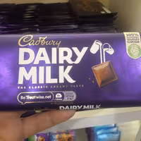 شکلات کدبری تخته‌ای (تبلت) با طعم خامه‌ای کلاسیک محصول انگلستان