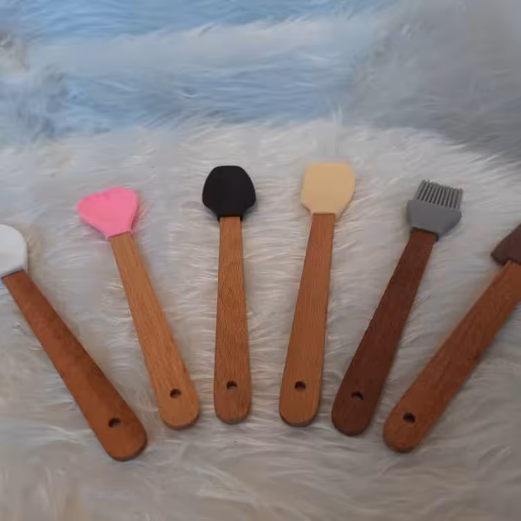 ست 6 تیکا سیلیکونی 4 قاشق و فرچه و لیستک  دسته بامبو  رنگ های مختلف نسوز جنس درجه یک 