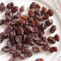 مویز  شسته شده شیرین ارگانیک از انگور هایی  که با اب باران  ابیاری شدند