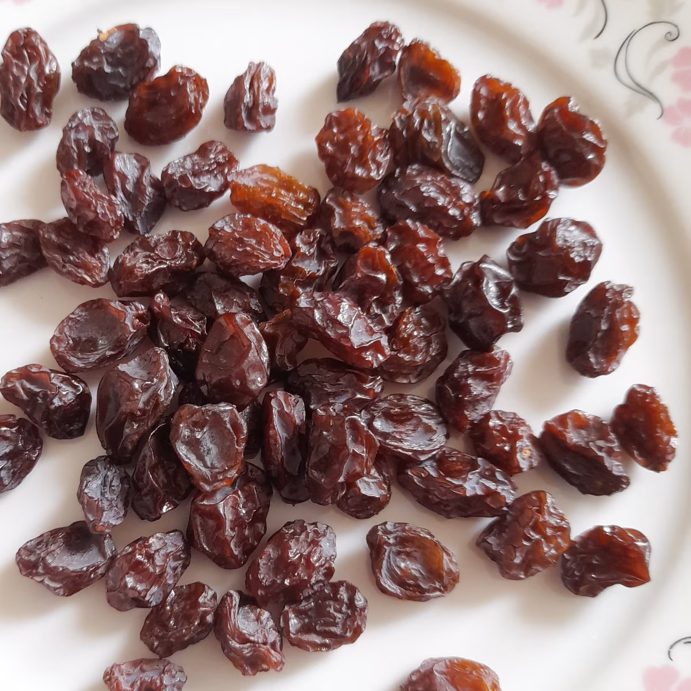 مویز  شسته شده شیرین ارگانیک از انگور هایی  که با اب باران  ابیاری شدند