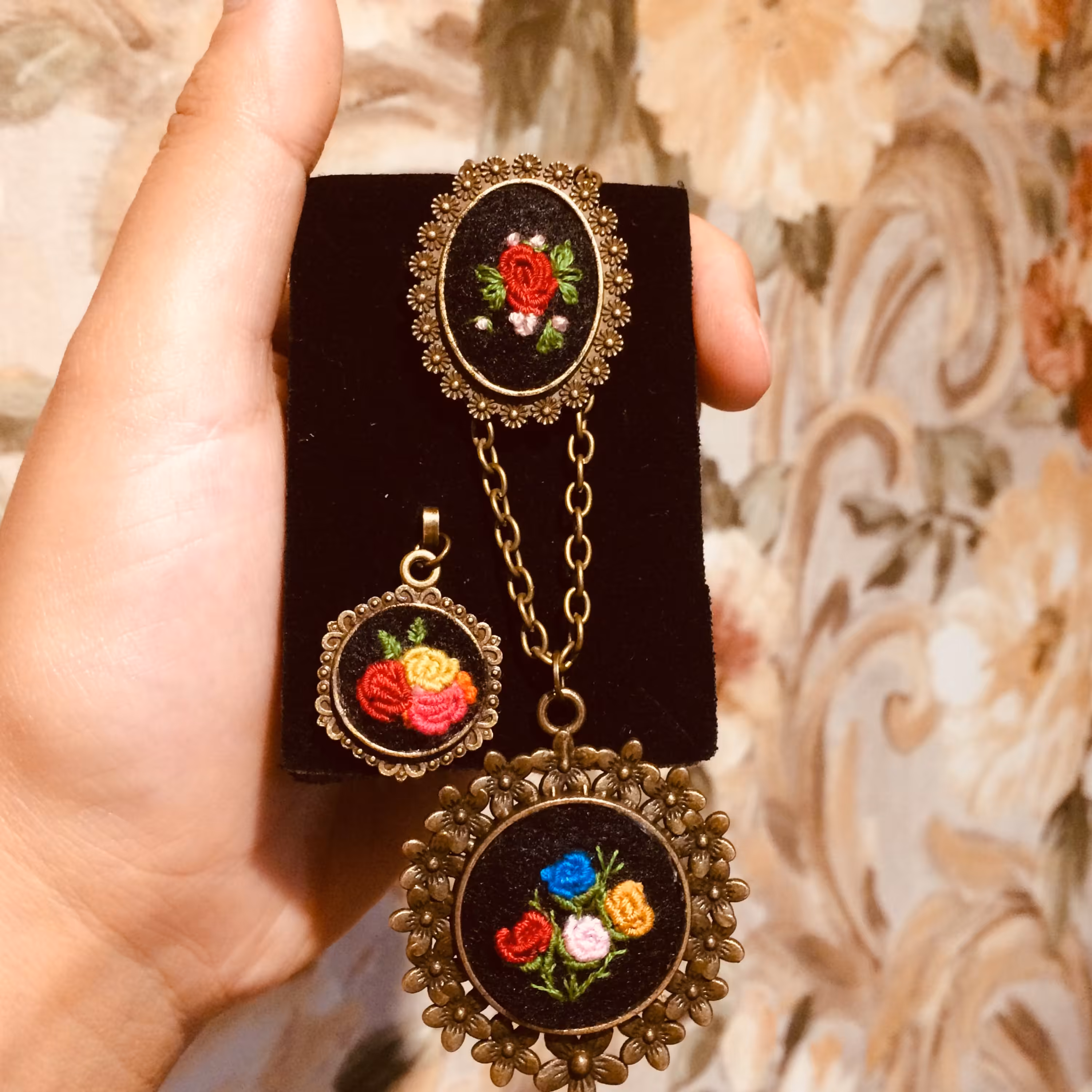 ست گلدوزی شده با دست