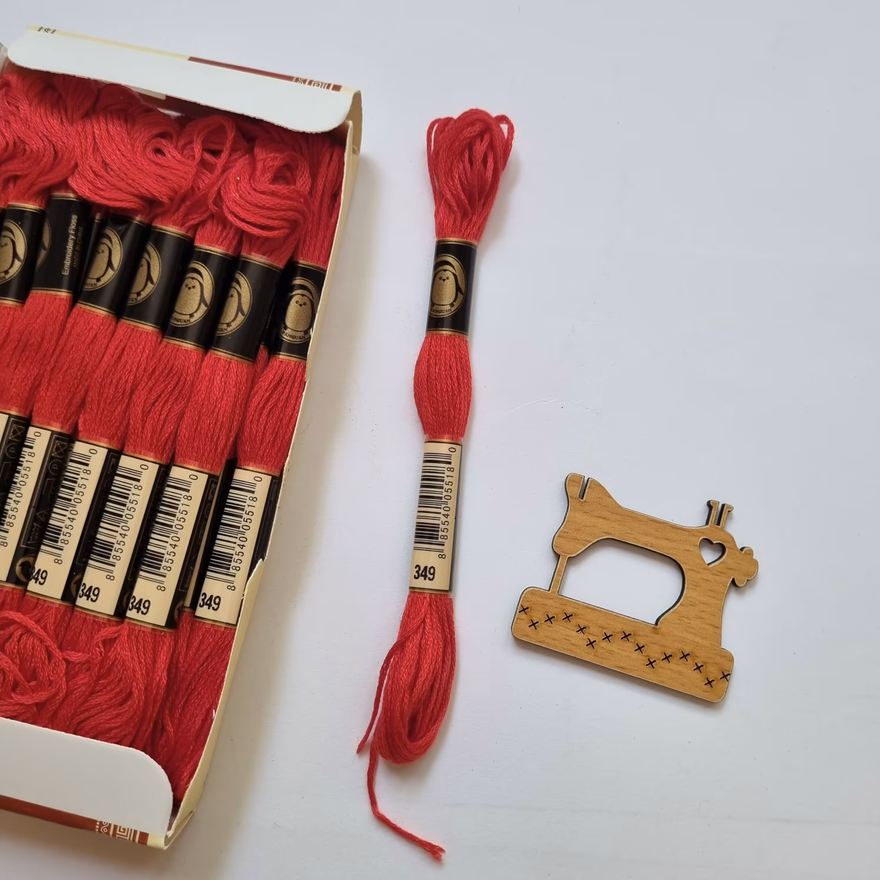 نخ گلدوزی پنگوئن قرمزروشن 349