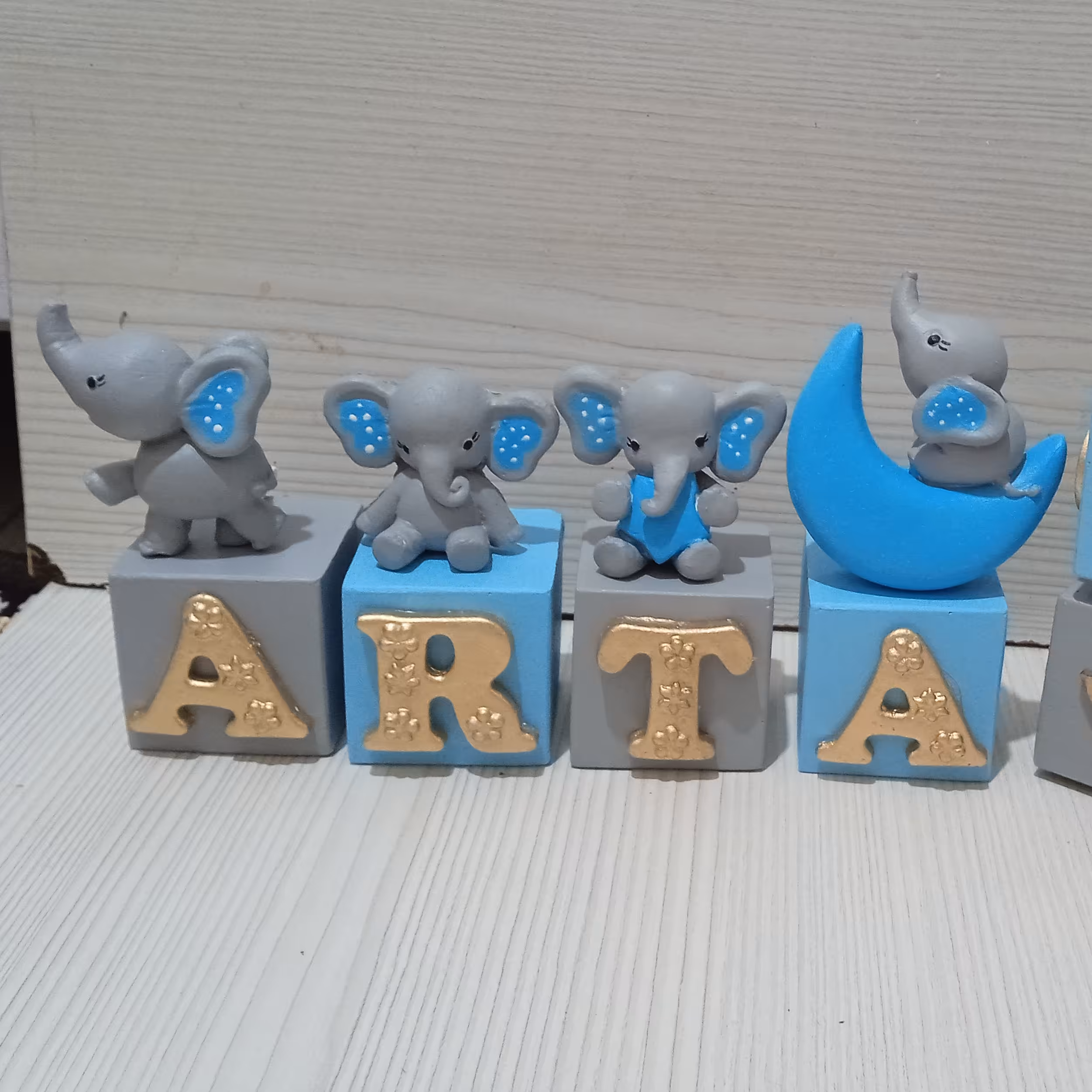 استند و مکعب اسم ساخته شده با پودر سنگ هنری ترک 