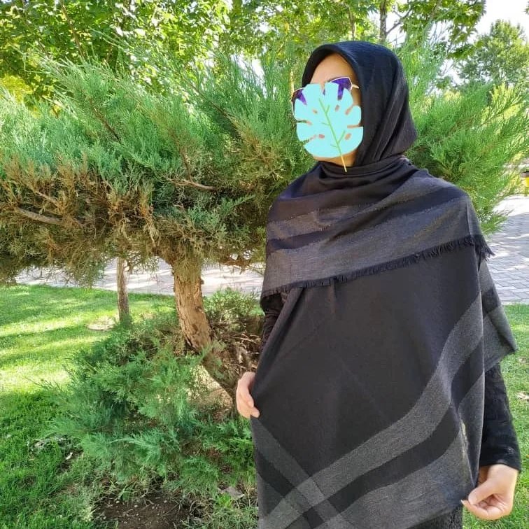 روسری مشکی دور لمه