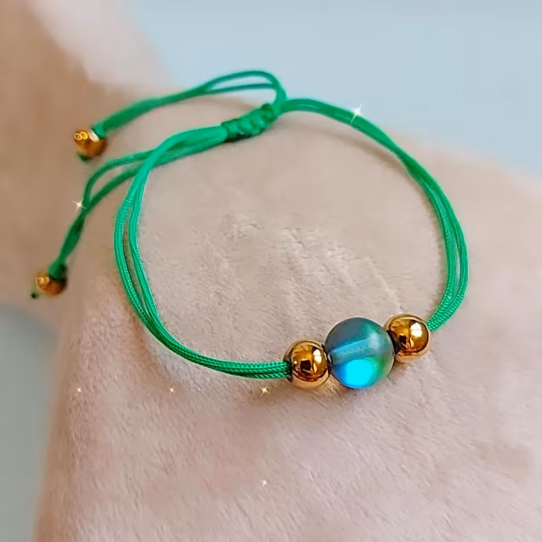 دستبند مون استون ظریف و مینیمال با بند سبز  مدل ماه
