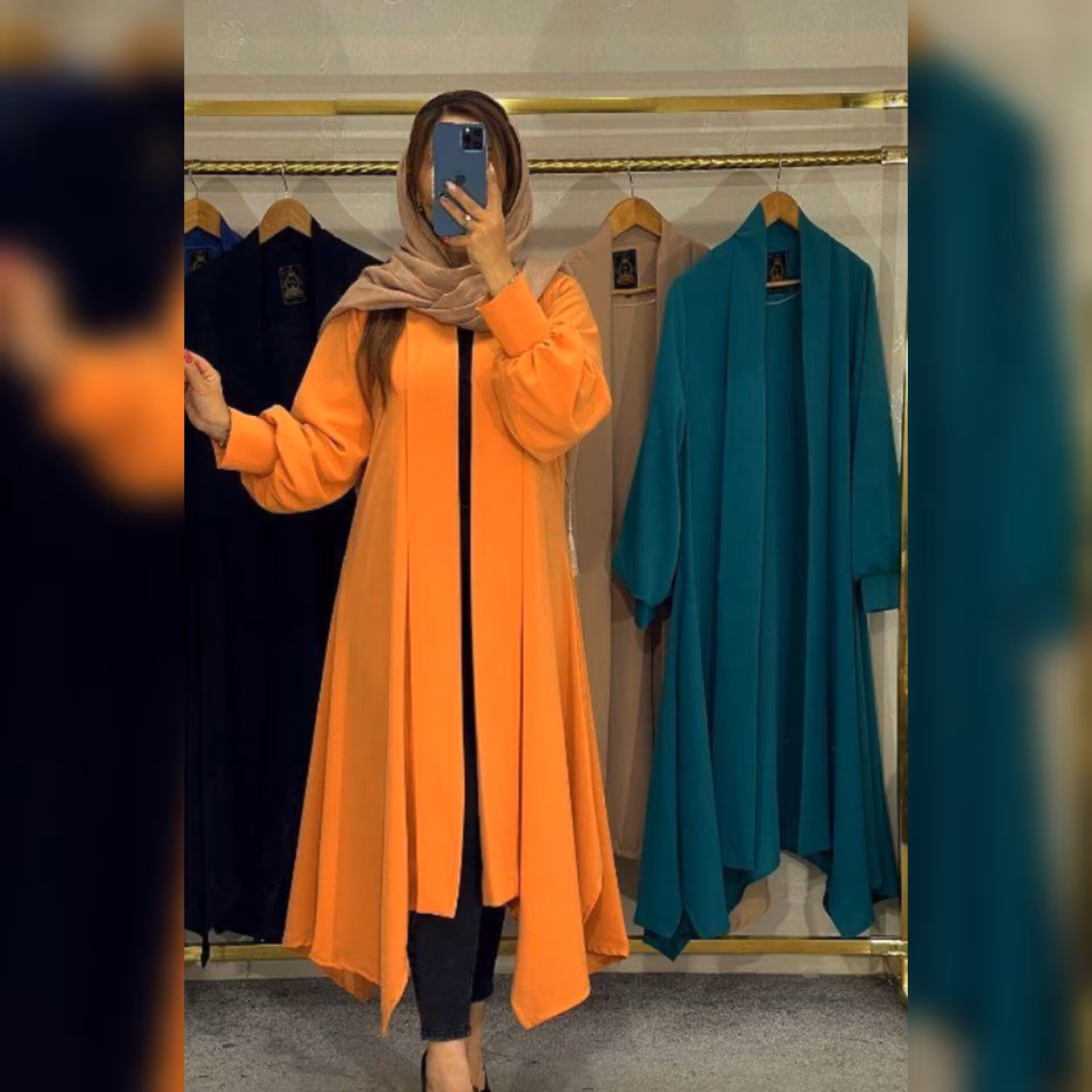 مانتو آیناز
جنس حریر میله ای
رنگ بندی سفید نارنجی
سایز یک از 38 تا 42 و سایز دو از 44 تا 48