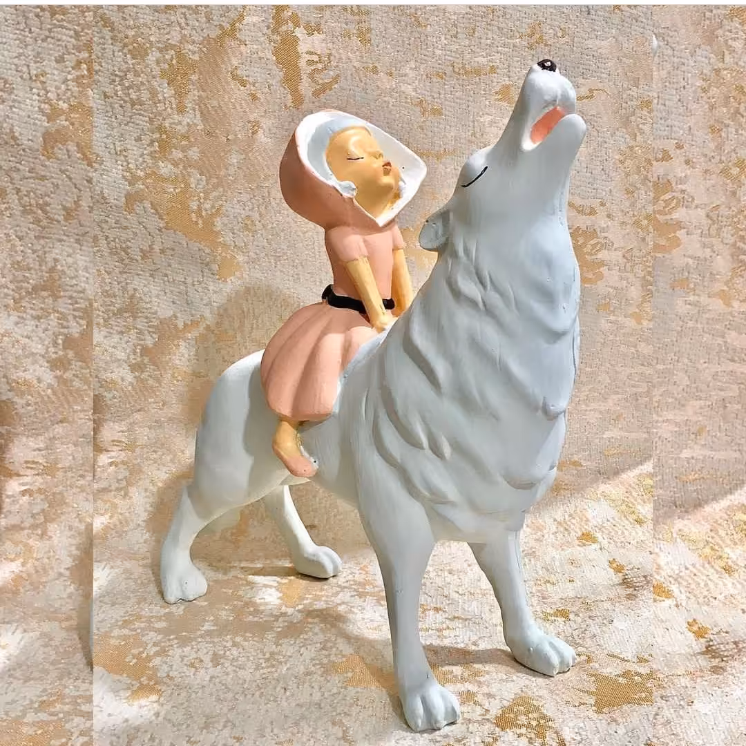 مجسمه دکوری دختر گرگ سوار(رنگ صورتی ) جنس پلی استر رزین