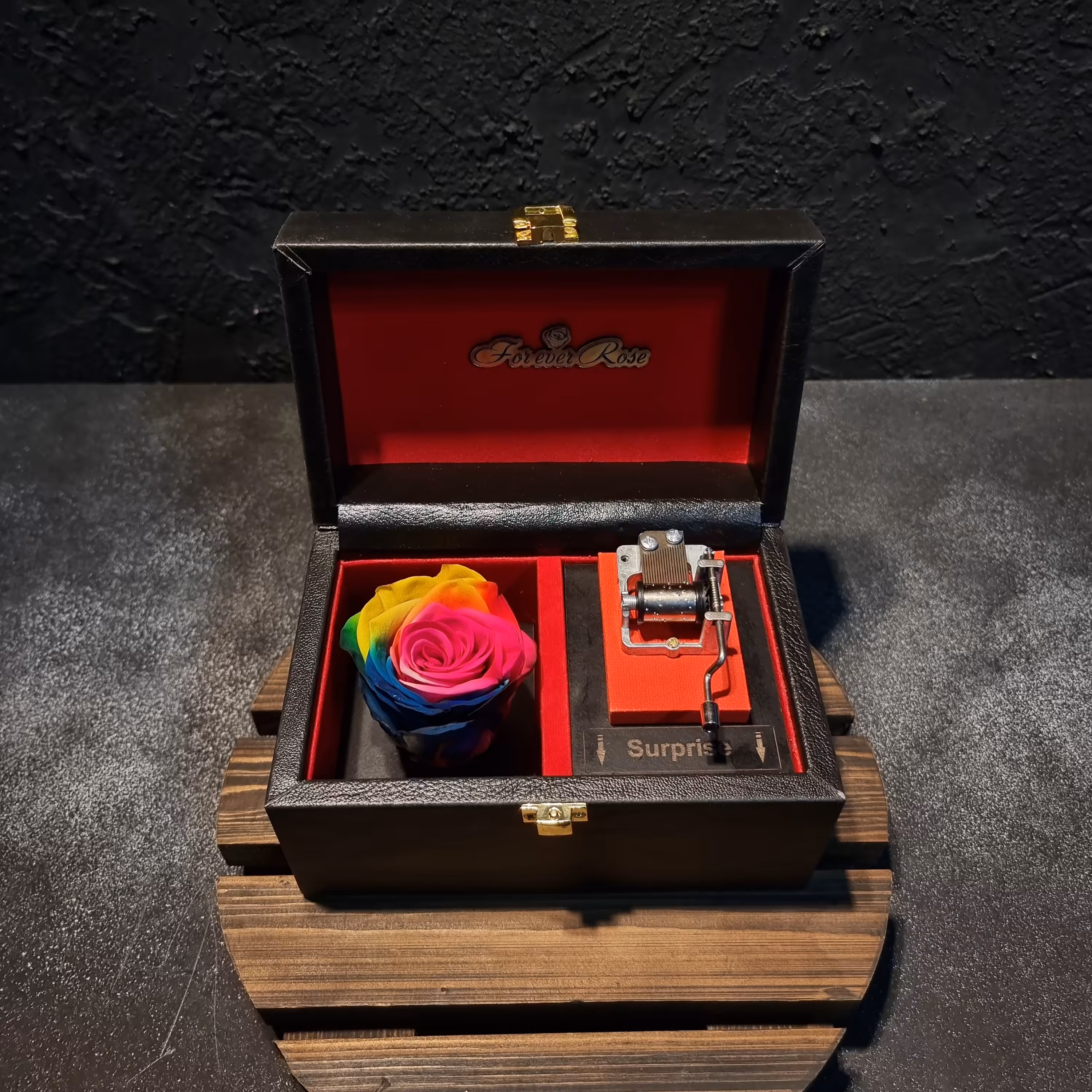 گل رز جاودان هفت رنگ به همراه باکس صندوقی چرمی موزیکال