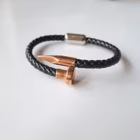 دستبند چرم مصنوعی که قفل و پلاک آن استیل و ضد حساسیت و رنگ ثابت است همیشه مد و ترند