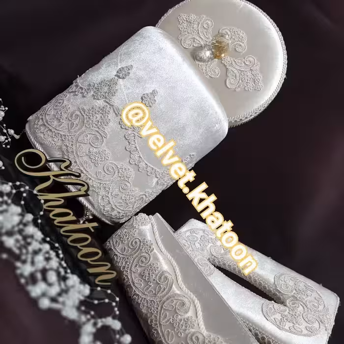 سطل و جا دستمال رنگ استخونی سطل دایره ای با جا دستمال ارتفاع 15 سانتی یا اصطلاحا 200 برگ.