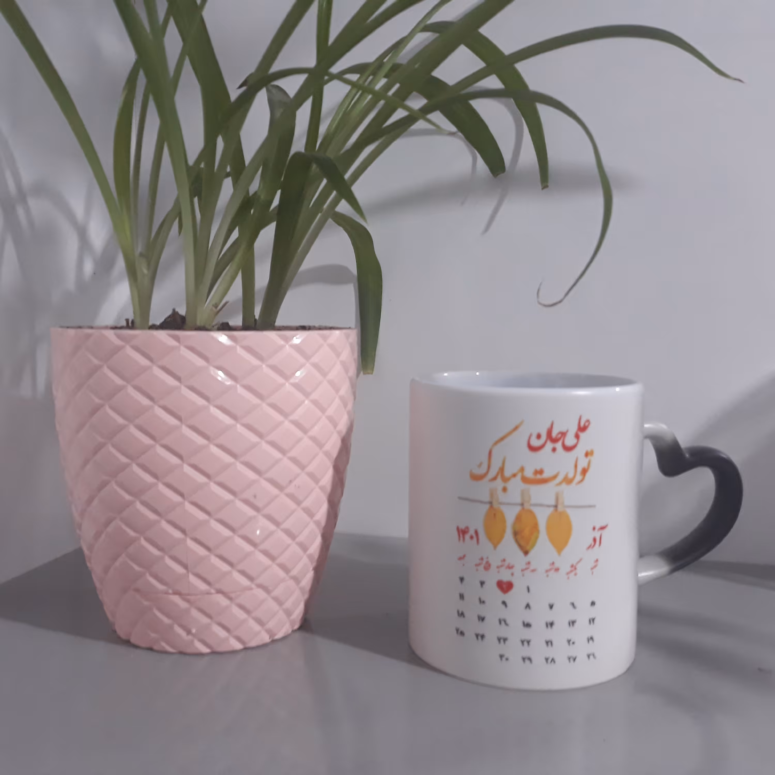 ماگ سرامیکی حرارتی دسته قلبی با چاپ اختصاصی طرح شما 