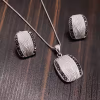 نیم ست نقره تایلندی با آبکاری طلا سفید.