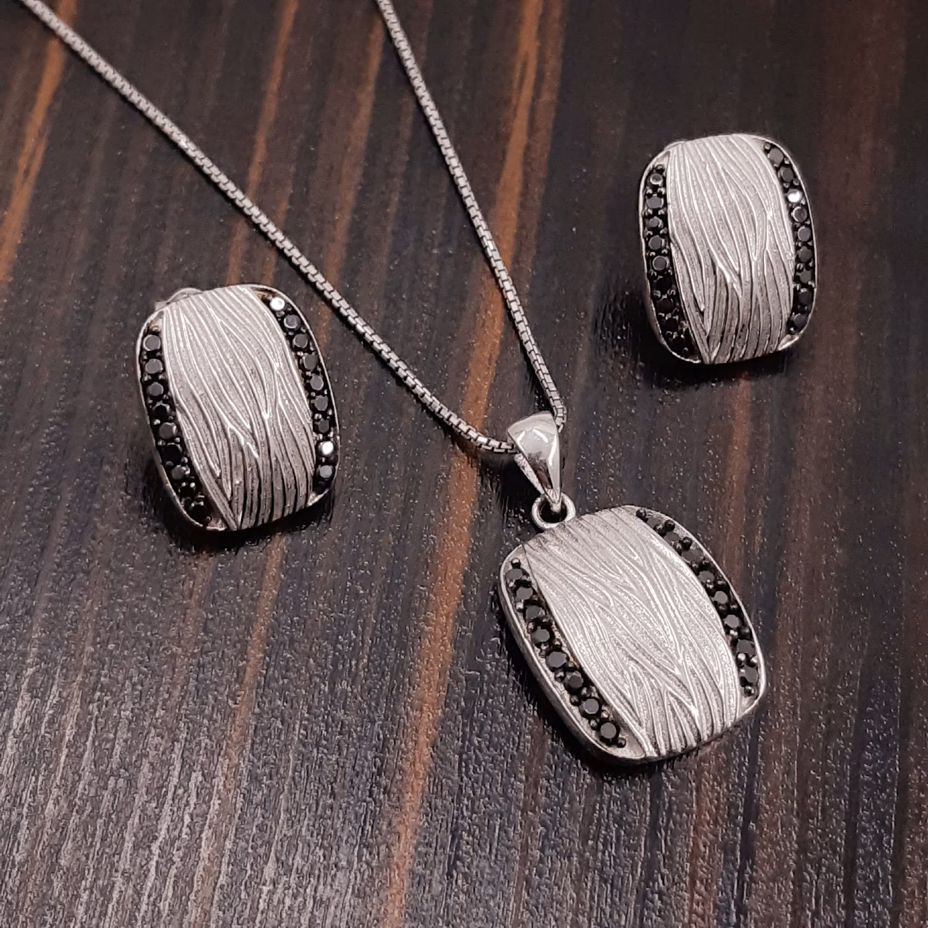 نیم ست نقره تایلندی با آبکاری طلا سفید.