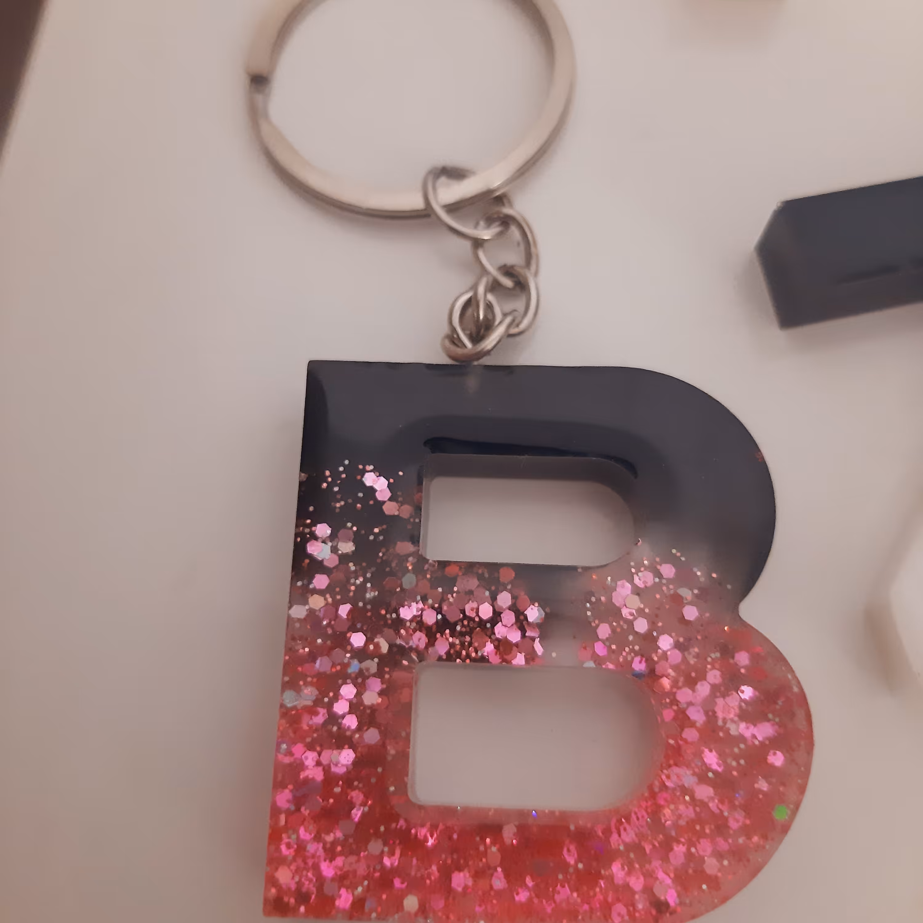 جاکلیدی،اویز کیف،جا سویچی حروف انگلیسی،جنس رزین ،دورنگ اکلیلی،مناسب ک