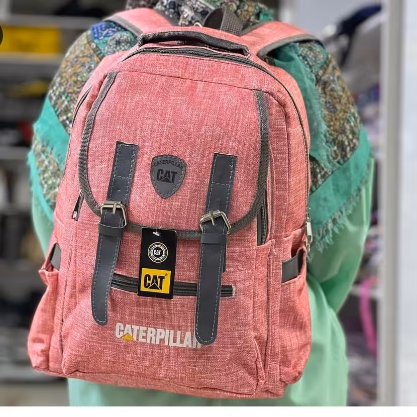 کوله  پشتی مدرسه ای کت سه زیپ دارای جای لپ تاپ عرق گیر دار جنس خوب وارداتی مدل کنفی 