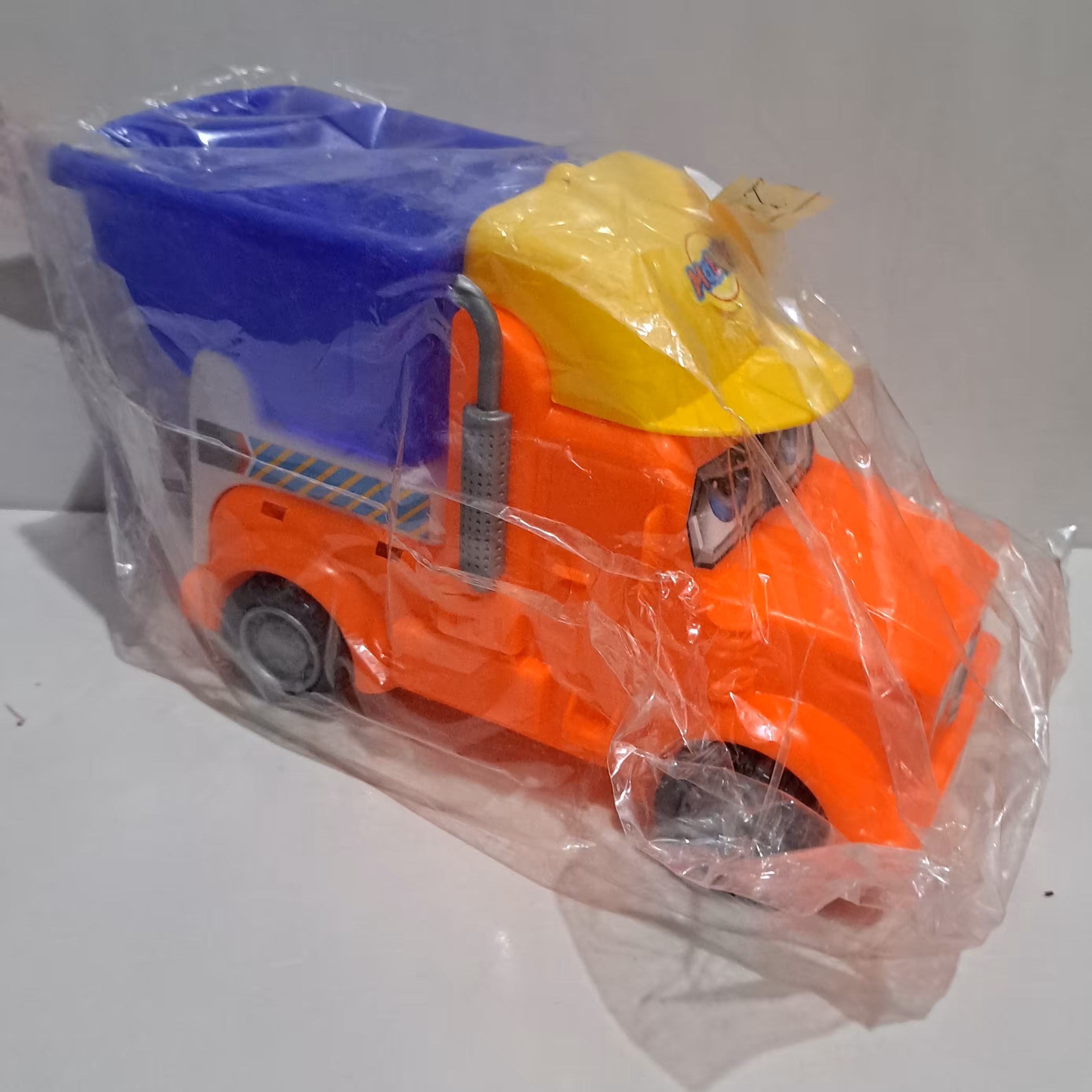 ماشین کامیون کلاه دار  اسباب بازی 