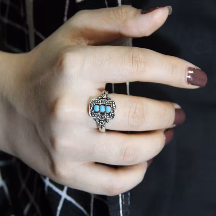 انگشتر نقره طرحی زیبا با نگین آبی کد 20562