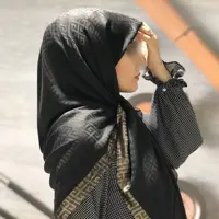 روسری نخ ابریشم دور لمه طلایی وارداتی طرح جیوانجی رنگ مشکی روسری مشکی روسری شیک روسری خاص روسری جیوانجی روسری مجلسی