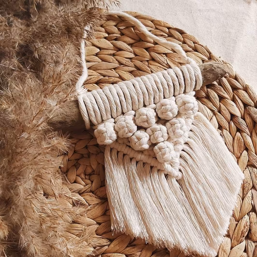 دیوارکوب مکرومه بافی رویخچالی یا ریسه