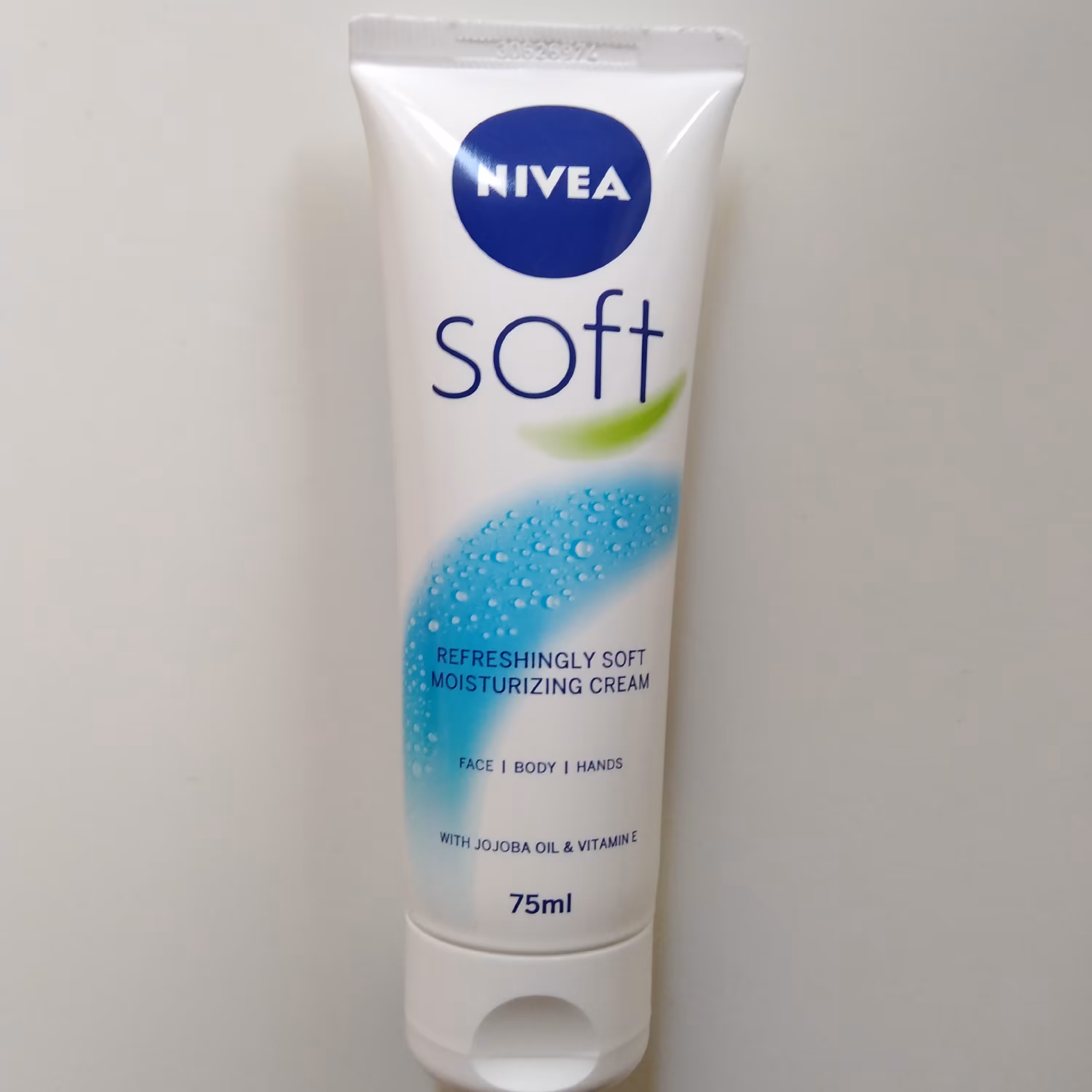 کرم نیوآ سافت تیوپی مرطوب کننده نرم کننده قوی پوست حاوی روغن جوجوبا ویتامینE شاداب کننده بافت سبک وسریع الجذب 75میل 