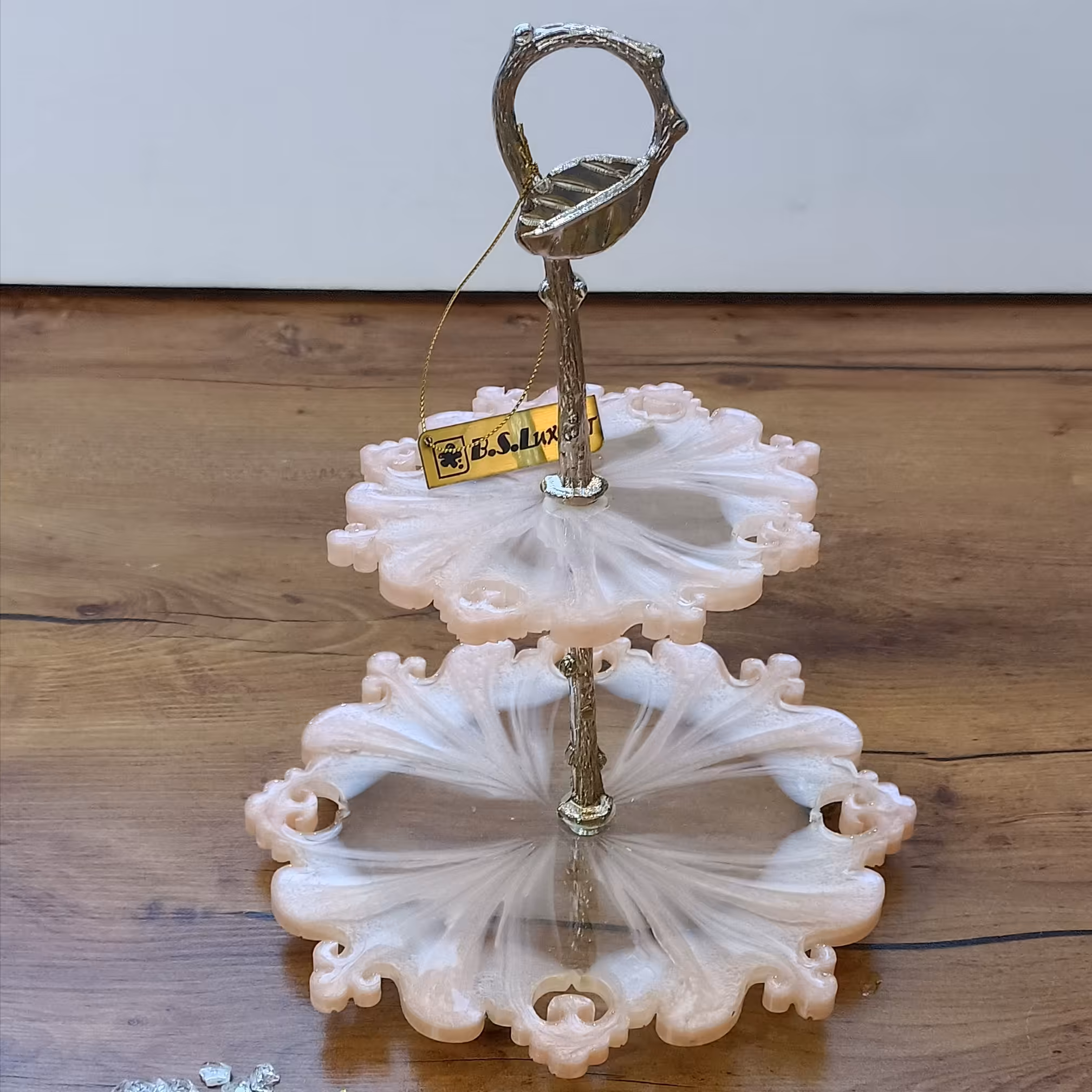 شیرینی خوری دوطبقه رزینی گلبهی با طرح کنگره ای و قطرهای 13 و 20سانتی متر 